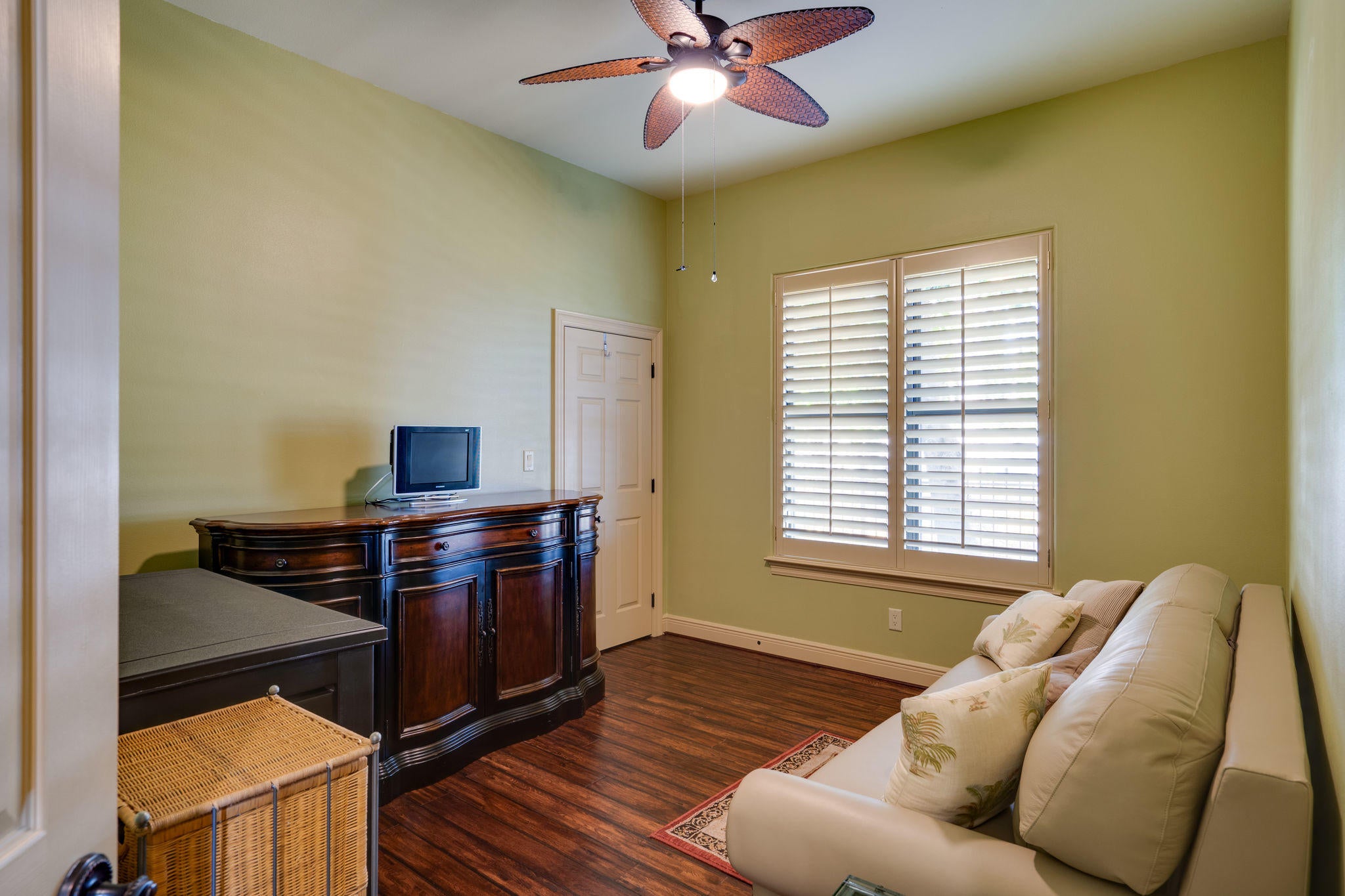 WHISPERING OAKS - Residential