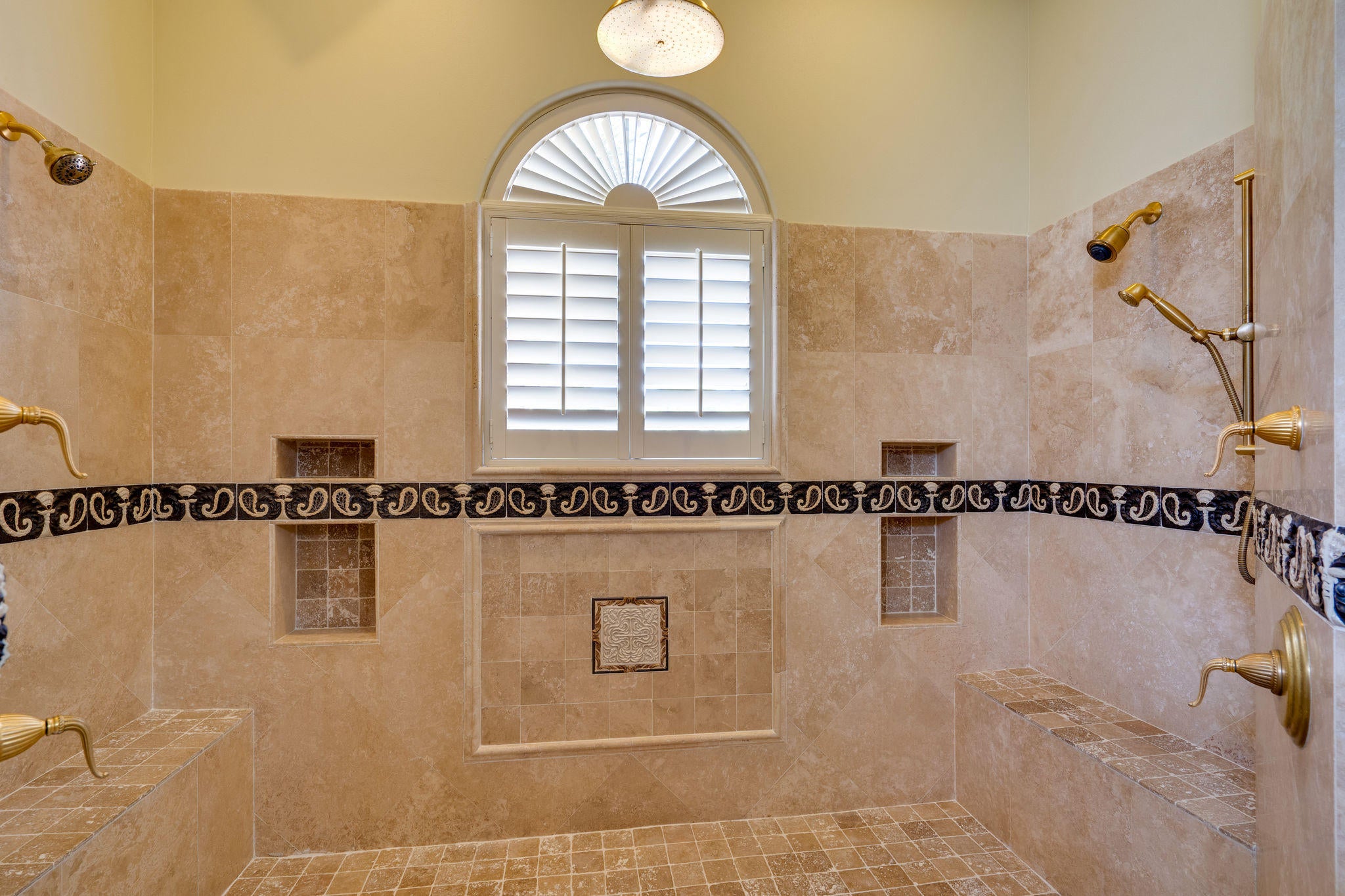 WHISPERING OAKS - Residential