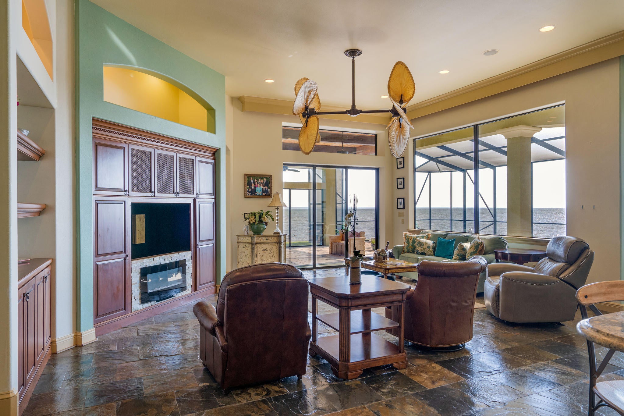WHISPERING OAKS - Residential