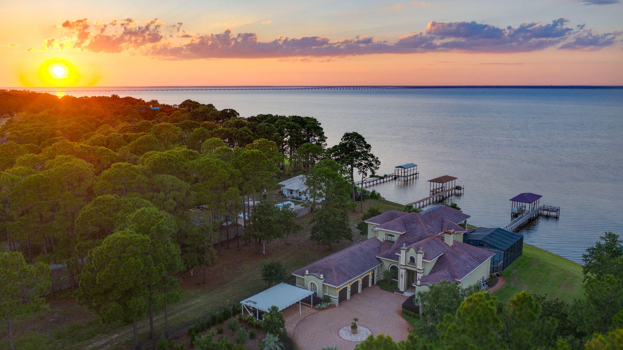 WHISPERING OAKS - Residential