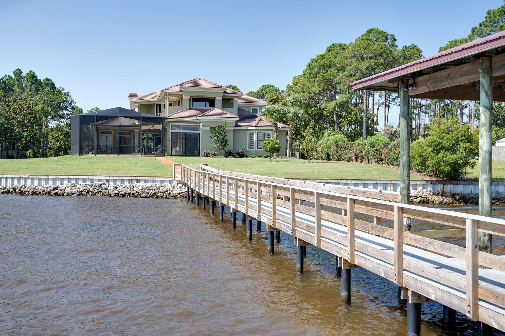 WHISPERING OAKS - Residential