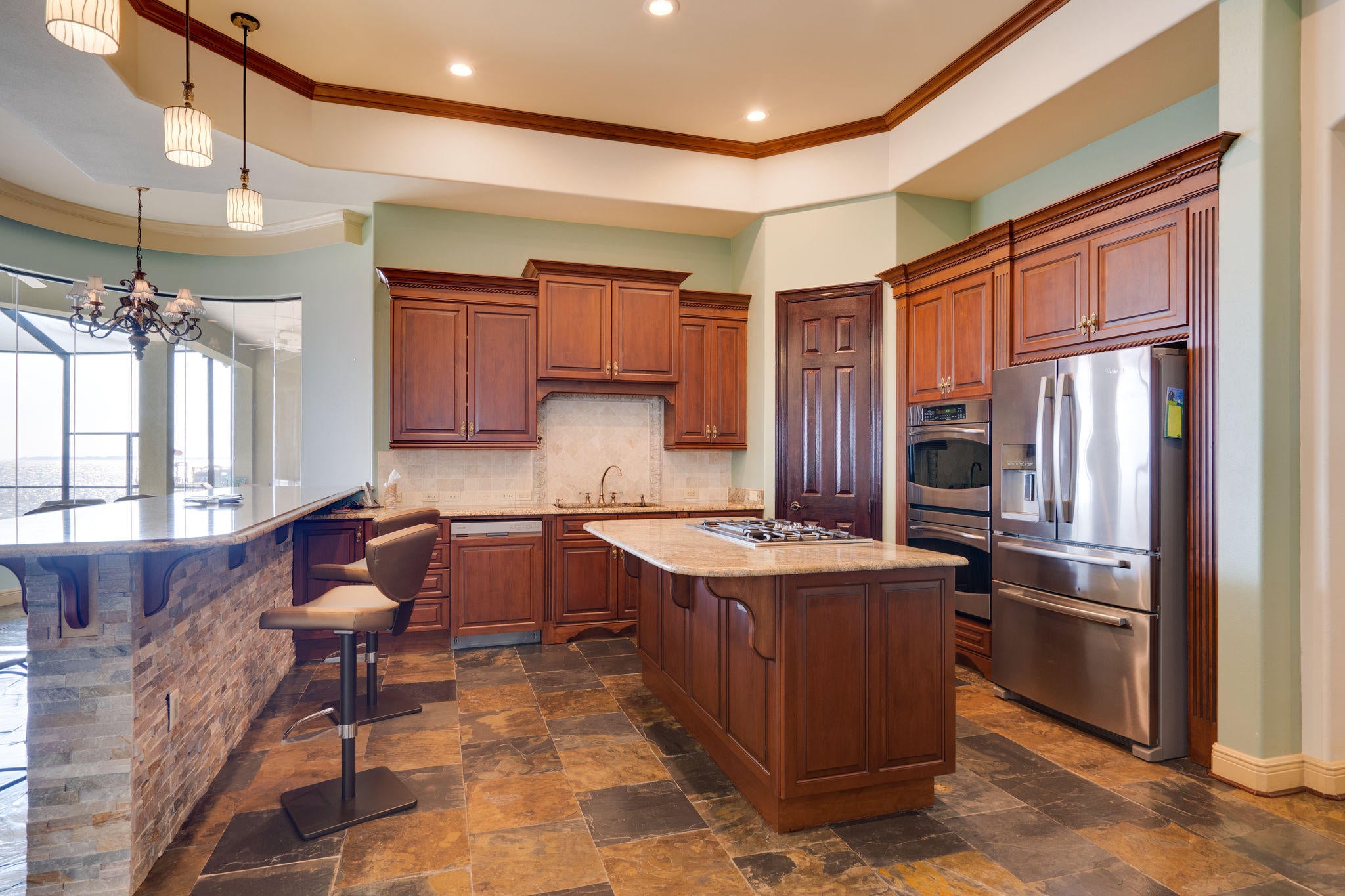 WHISPERING OAKS - Residential