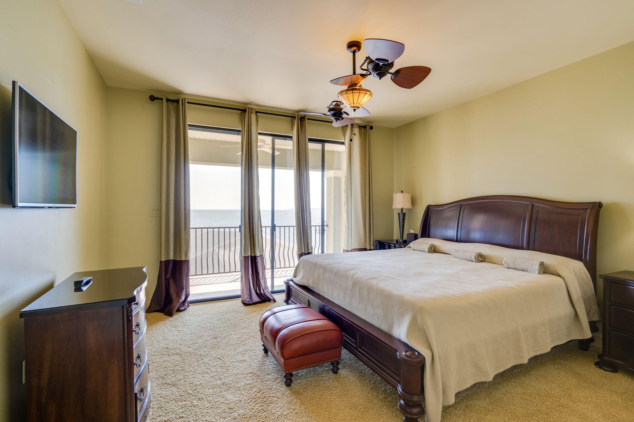 WHISPERING OAKS - Residential