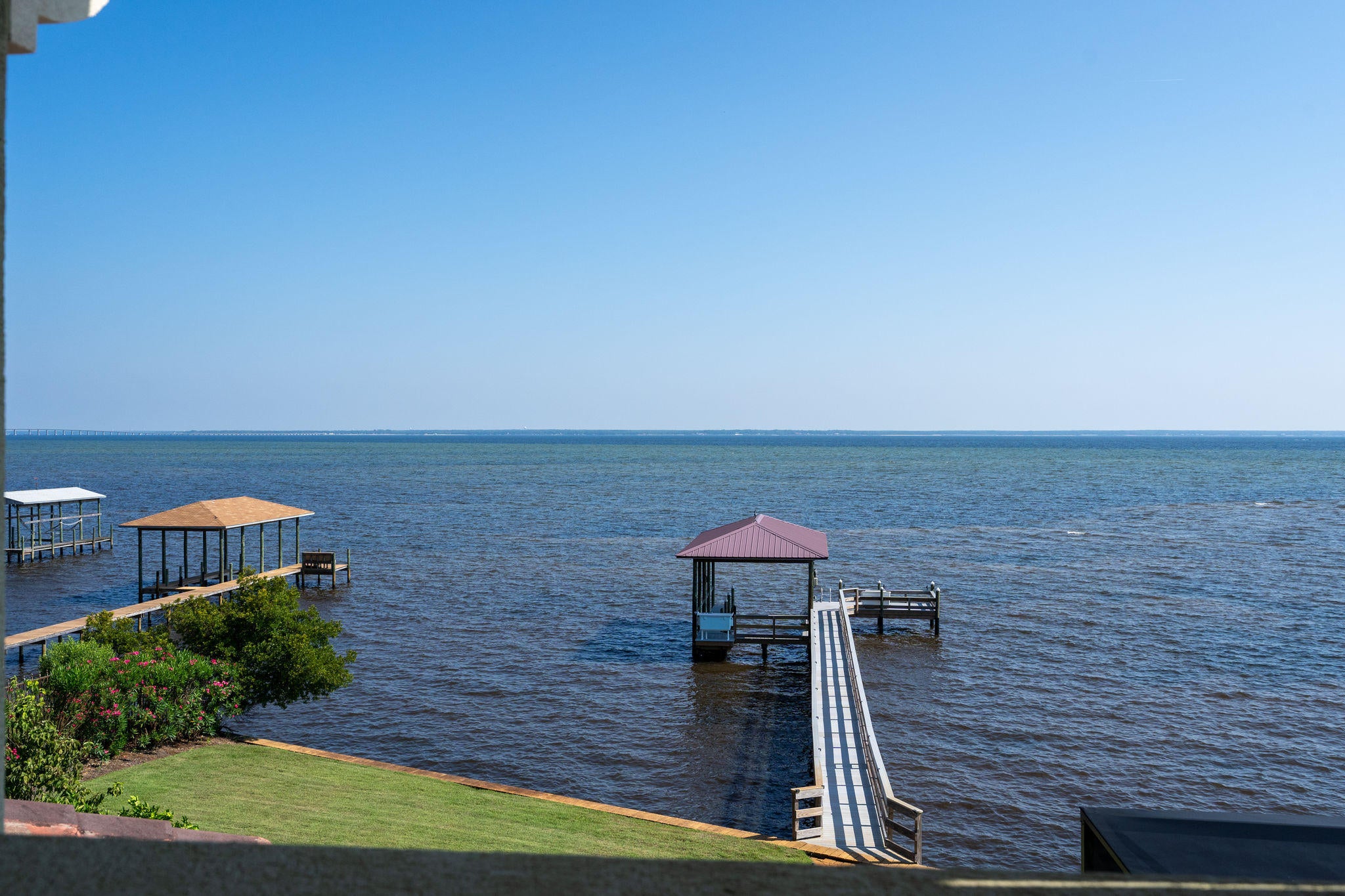 WHISPERING OAKS - Residential
