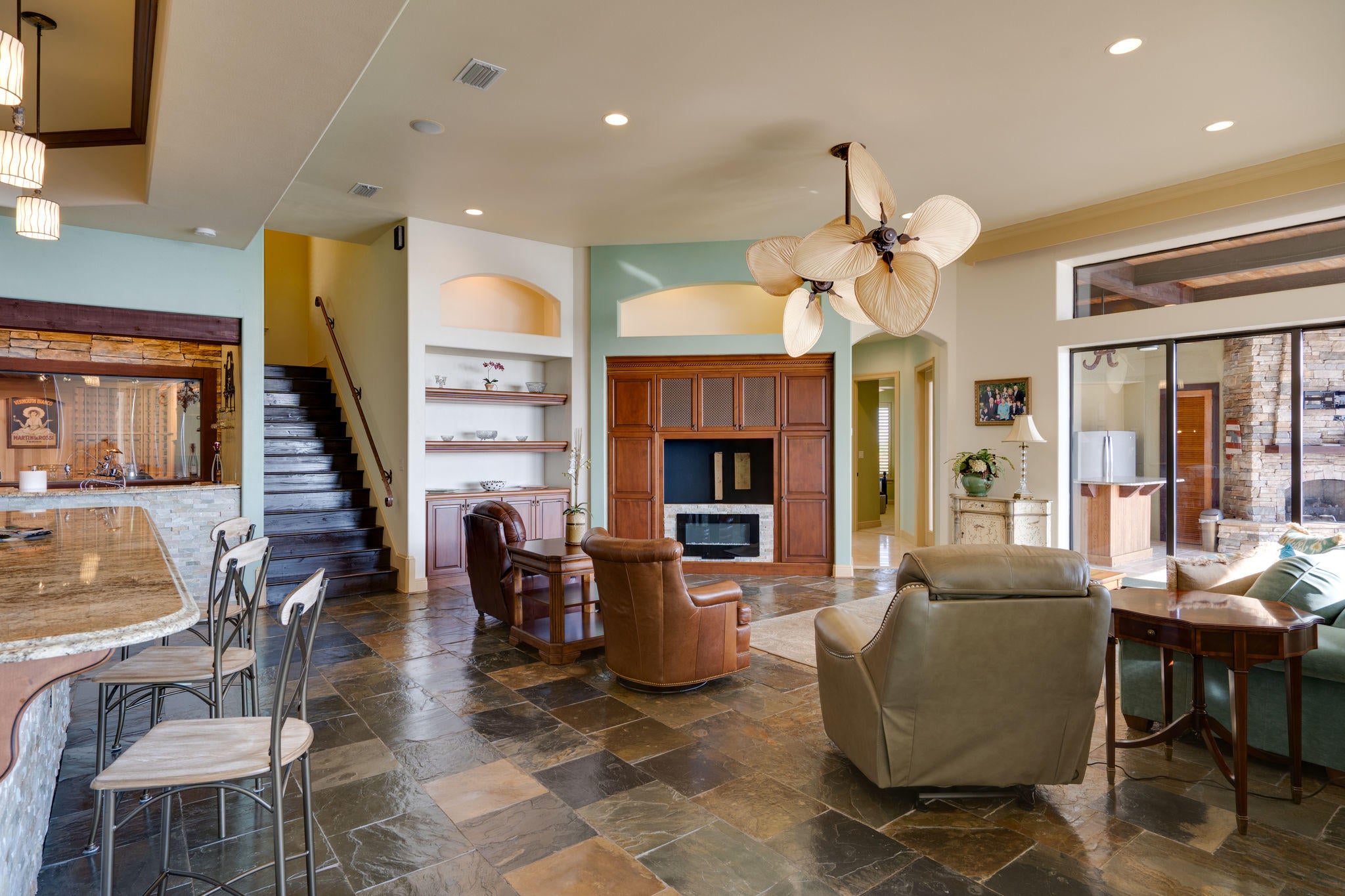 WHISPERING OAKS - Residential