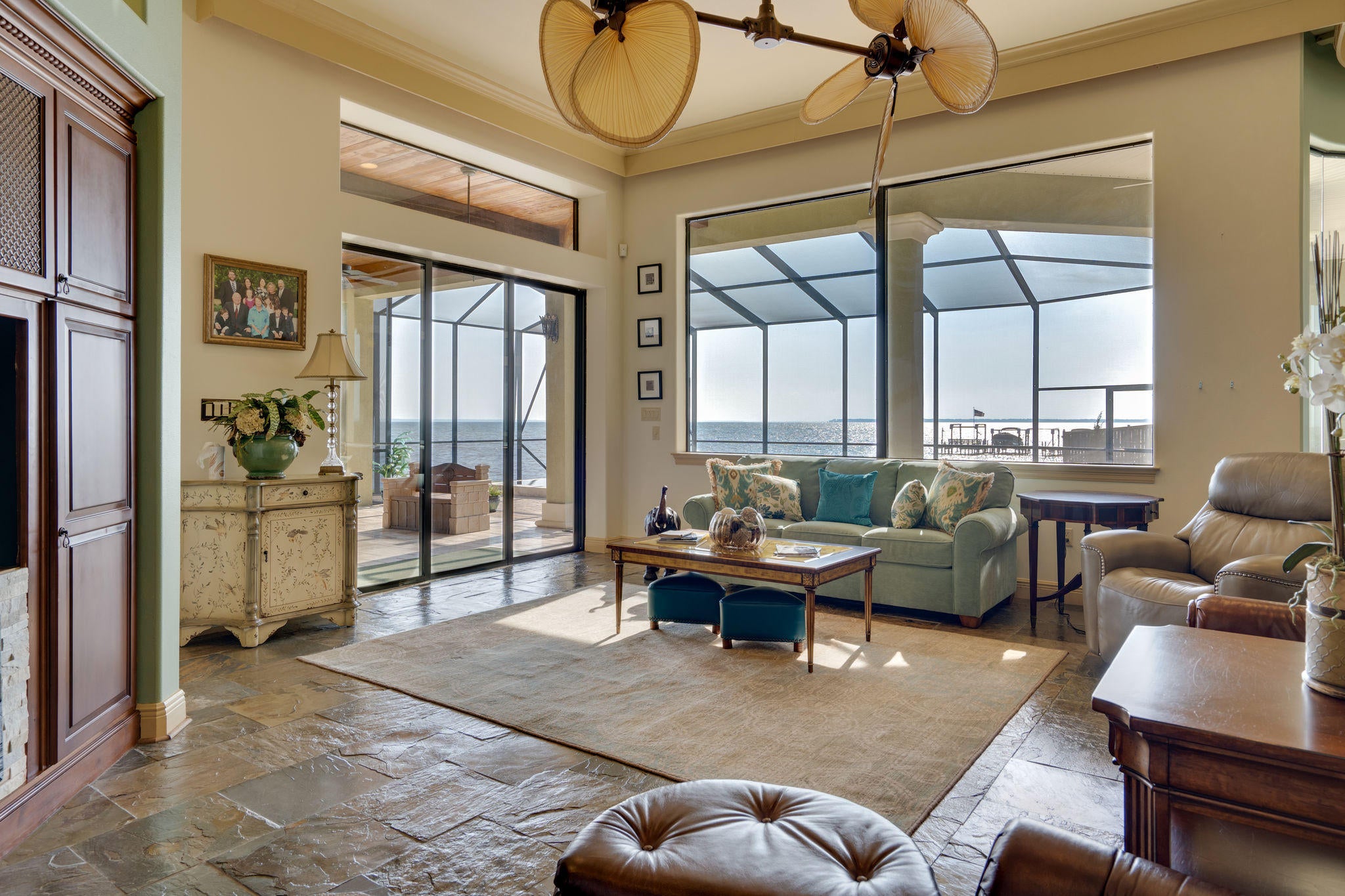 WHISPERING OAKS - Residential