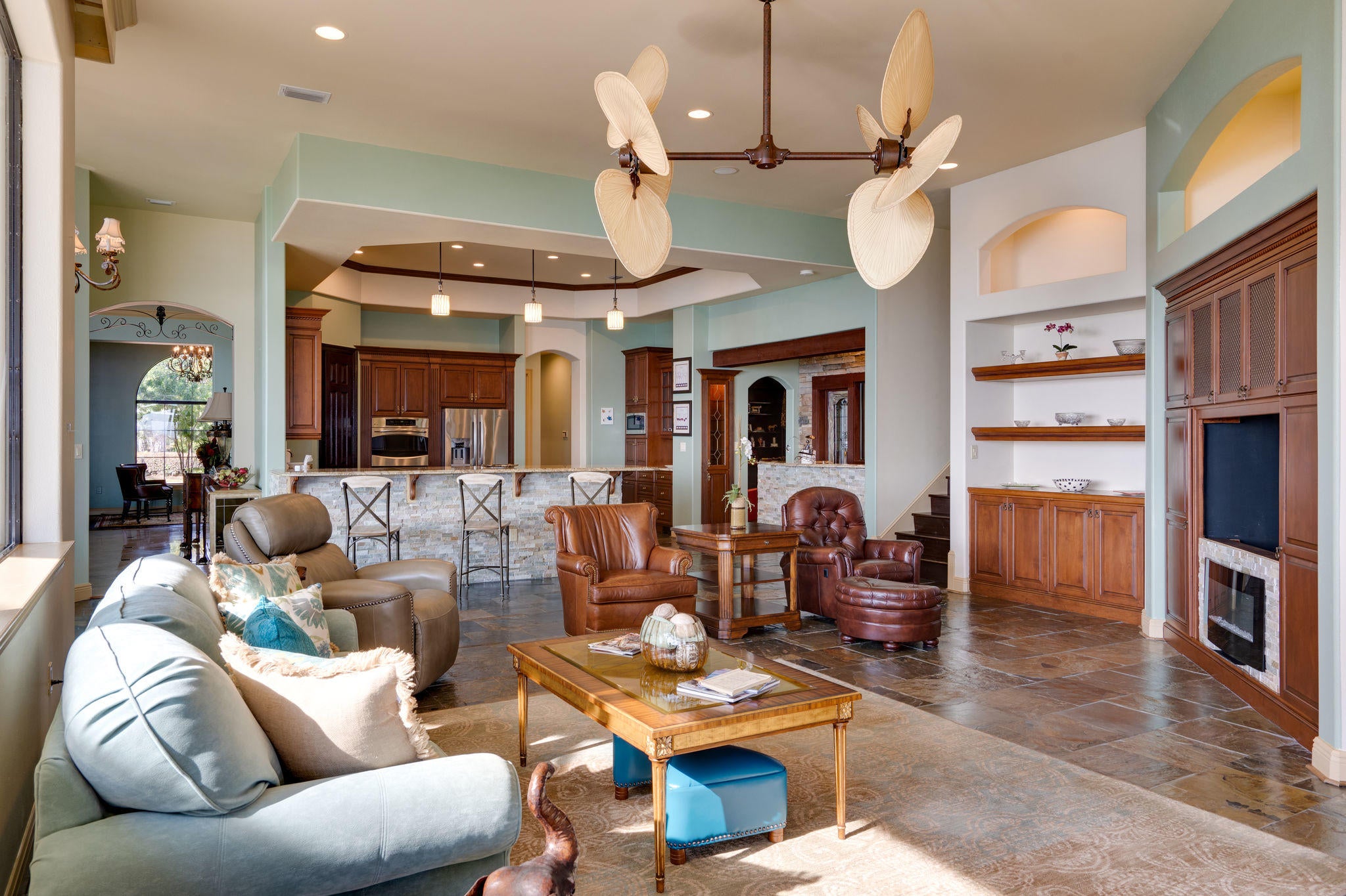 WHISPERING OAKS - Residential