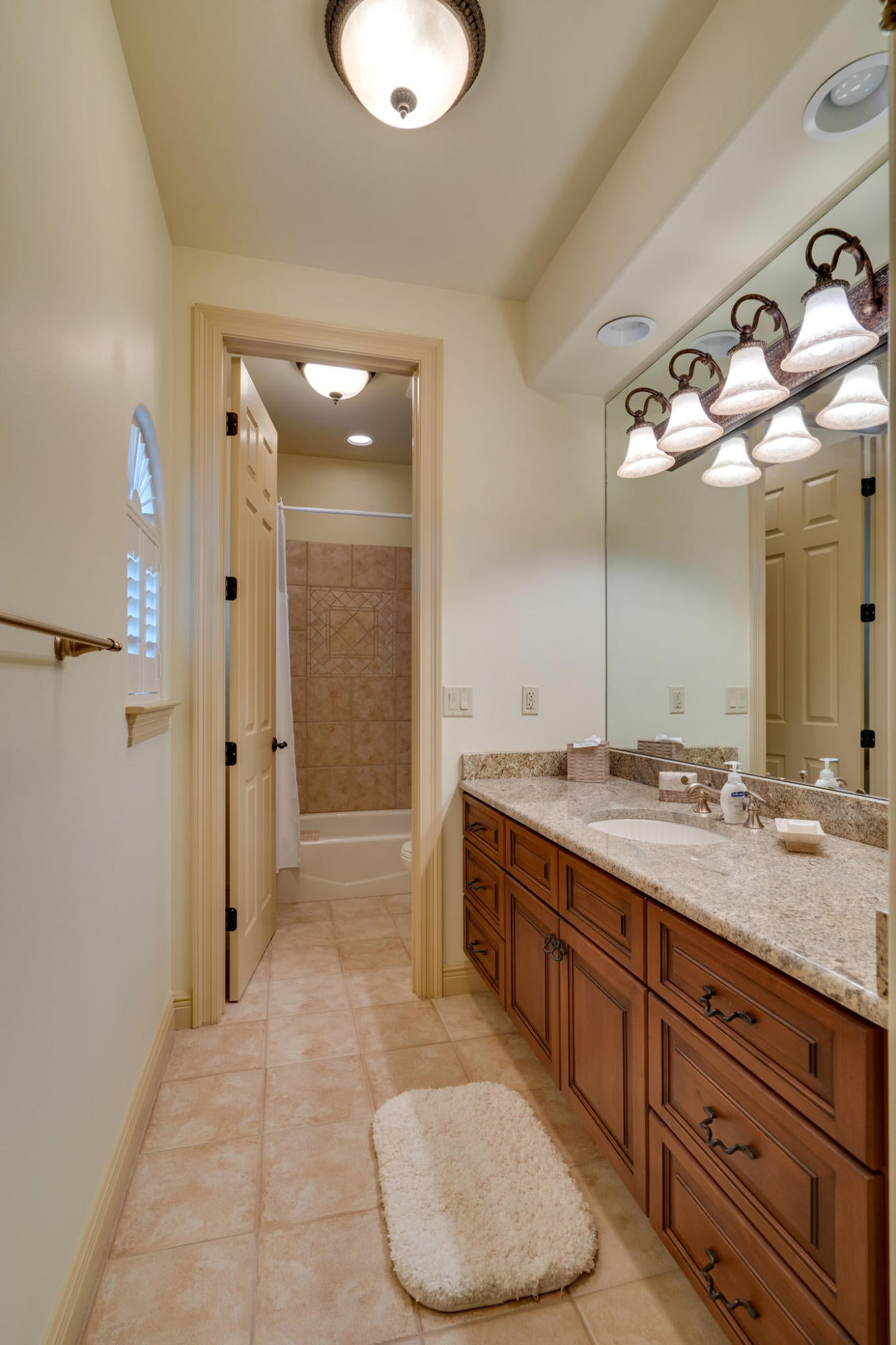 WHISPERING OAKS - Residential