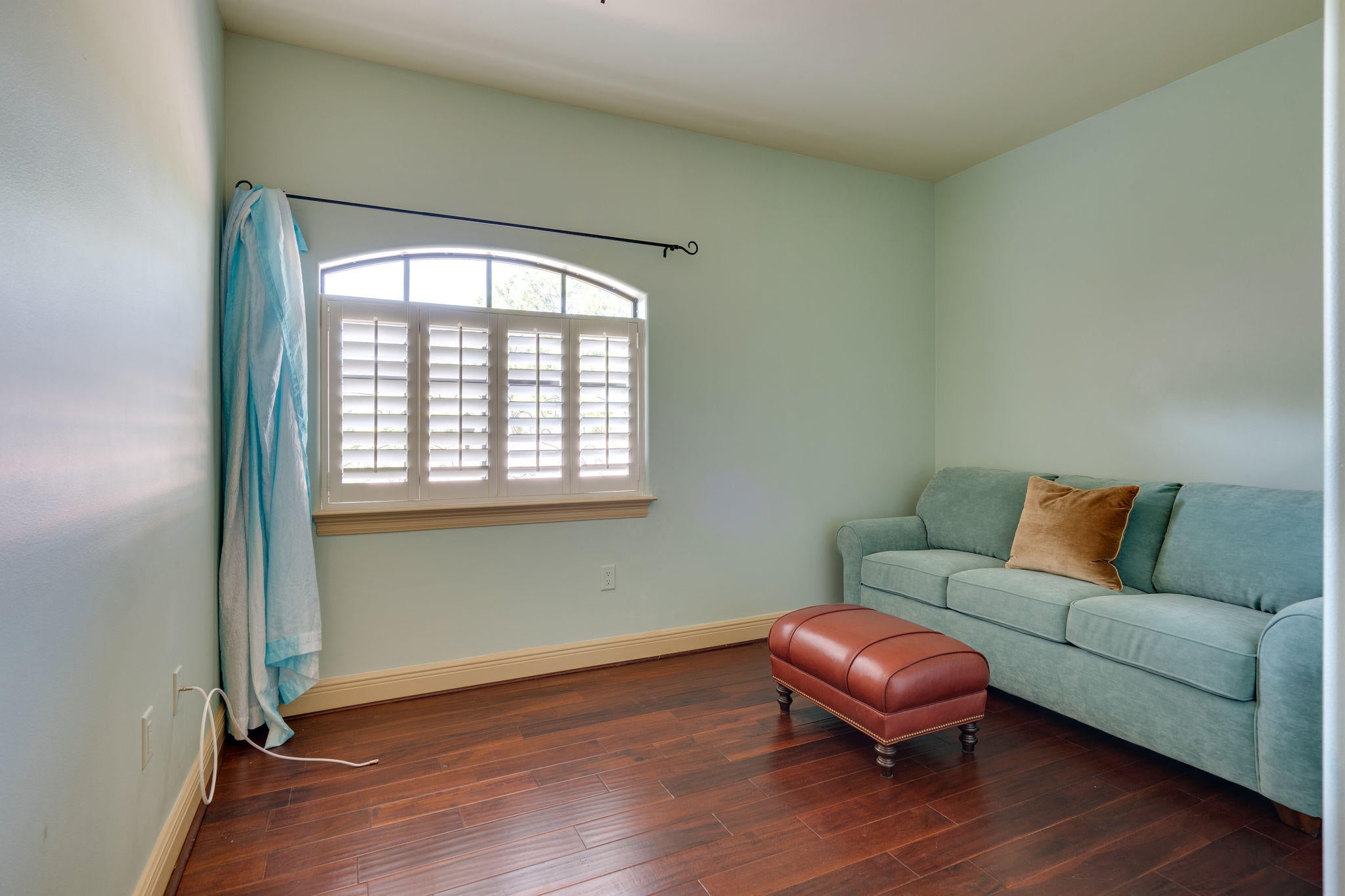 WHISPERING OAKS - Residential
