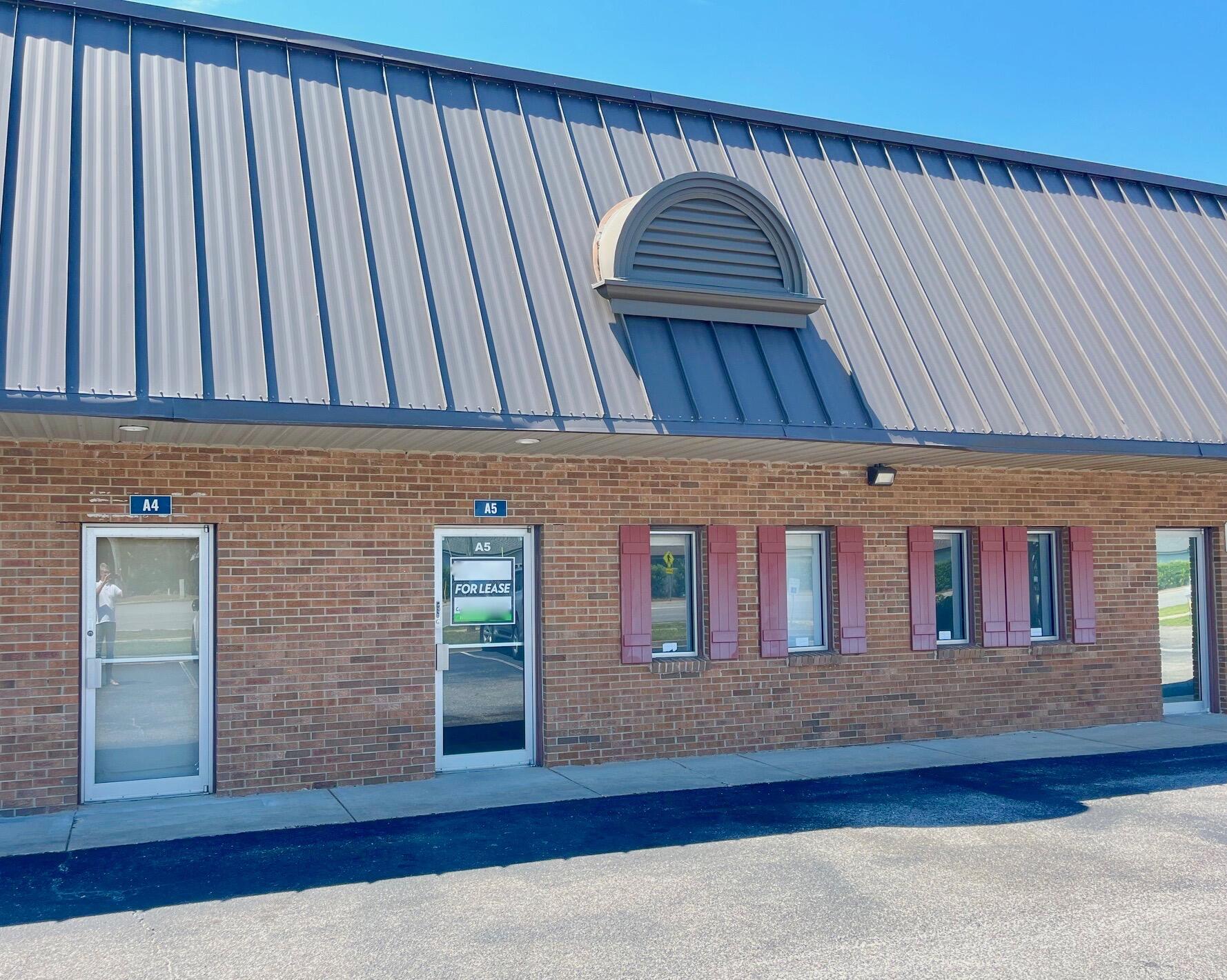 Available for lease- 1200sf of office space in Destin FL. This office space is comprised of a lobby/
waiting area and two offices and a large open area (25x16). This property has new flooring and paint and
is conveniently located on Airport Rd in Destin with the ability to avoid Hwy 98.