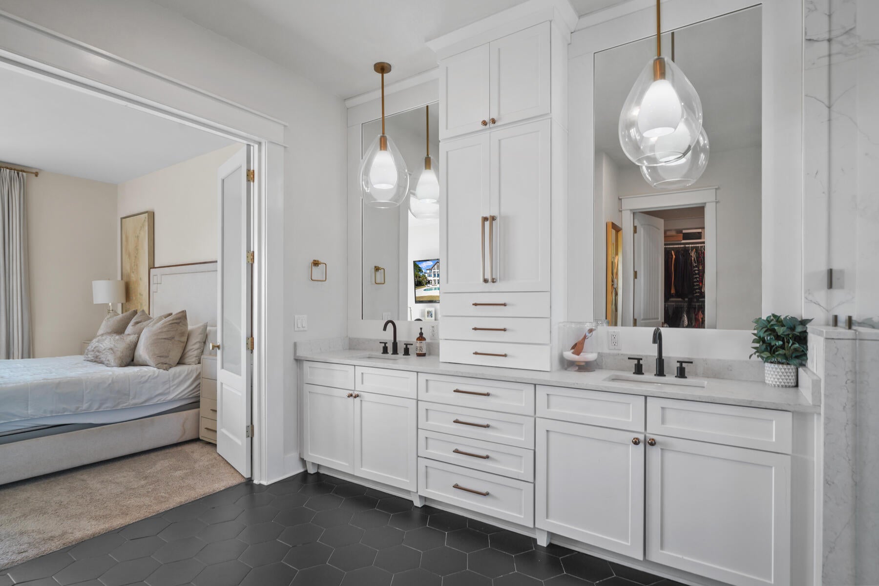 BLACK POINTE - Residential