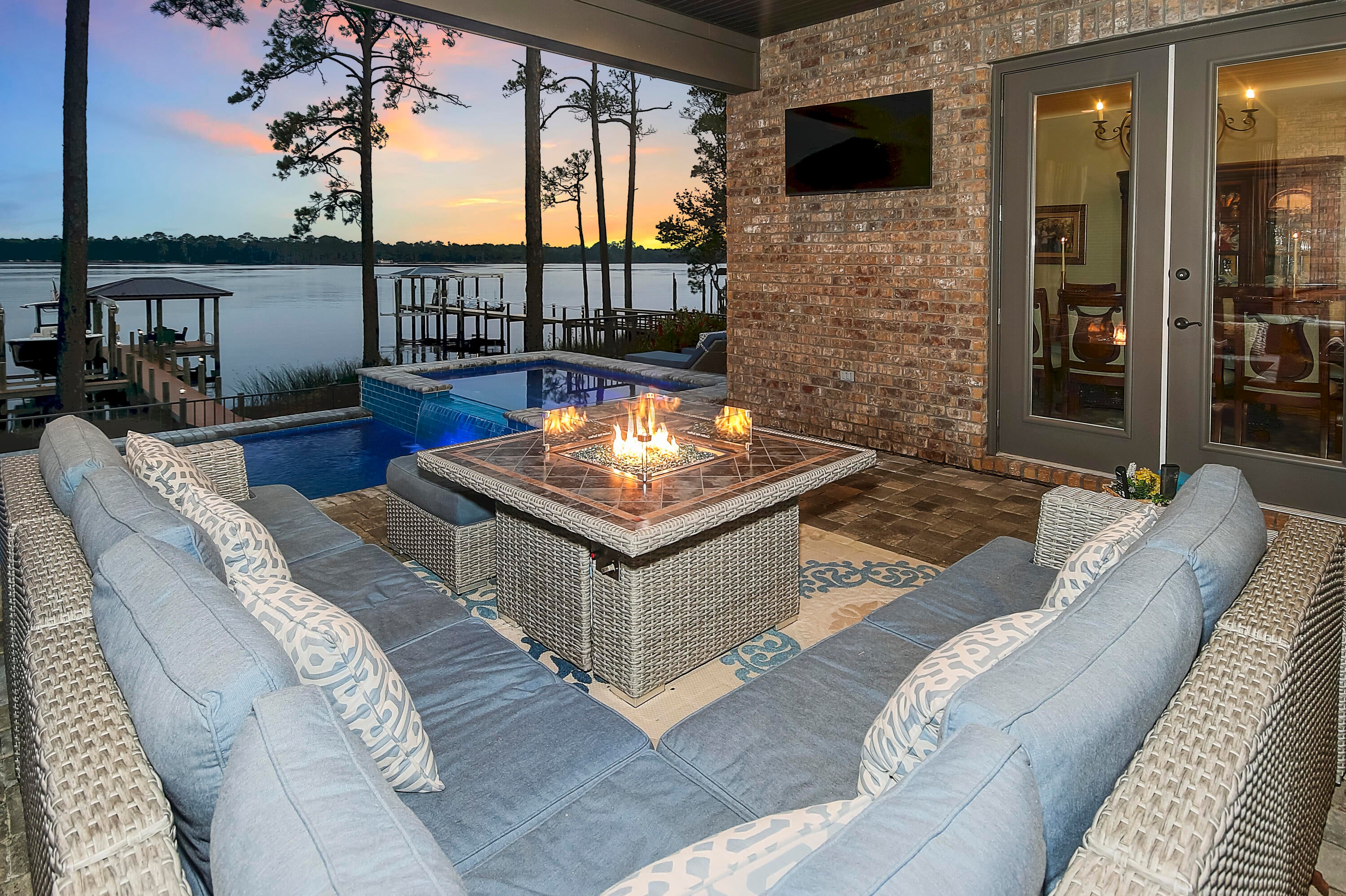 WATER'S EDGE - Residential