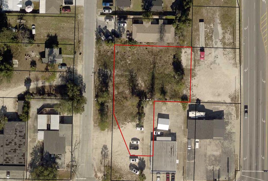 Prime Commercial Corner Lot - Oak St & 15th St, Panama City, FL Property Overview: This highly visible commercial property is positioned at the corner of Oak Street and 15th Street (SR 30A/US 231 Flyover exit), offering 177 feet of frontage on Oak Street with direct visibility from 15th Street, a high-traffic corridor in Panama City, FL. Located at a strategic intersection, this site presents an unparalleled opportunity for commercial development, retail, office space, or investment. Key Highlights:  Highway Visibility: Directly visible from 15th Street (SR 30A) and situated on the new US 231 Flyover exit, ensuring consistent exposure to local and through traffic.  Corner Location: Maximum accessibility with ingress/egress options on Oak St. and potential cross-access points. 177 Feet