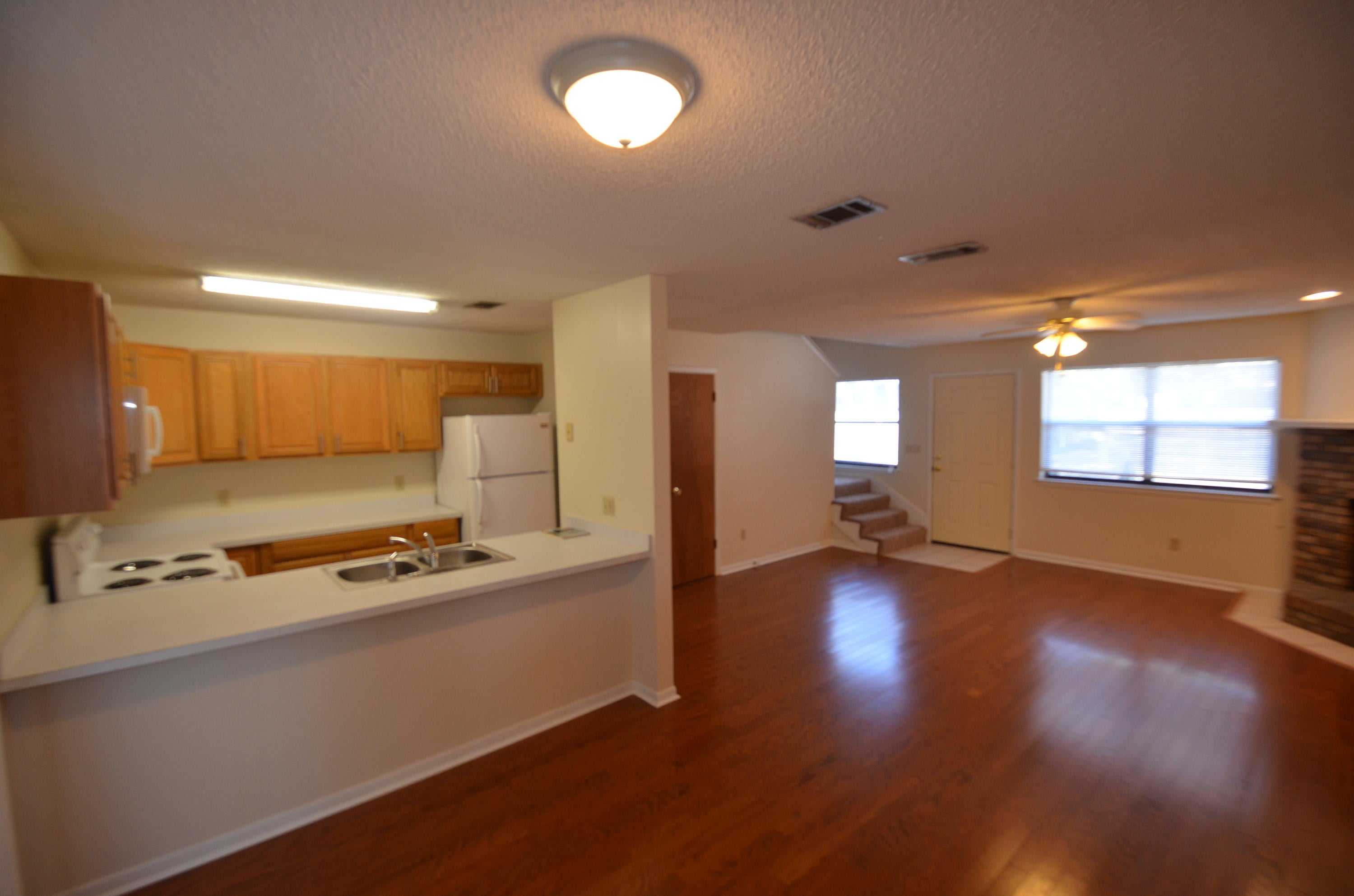 OAK TREE MANOR - Residential Lease