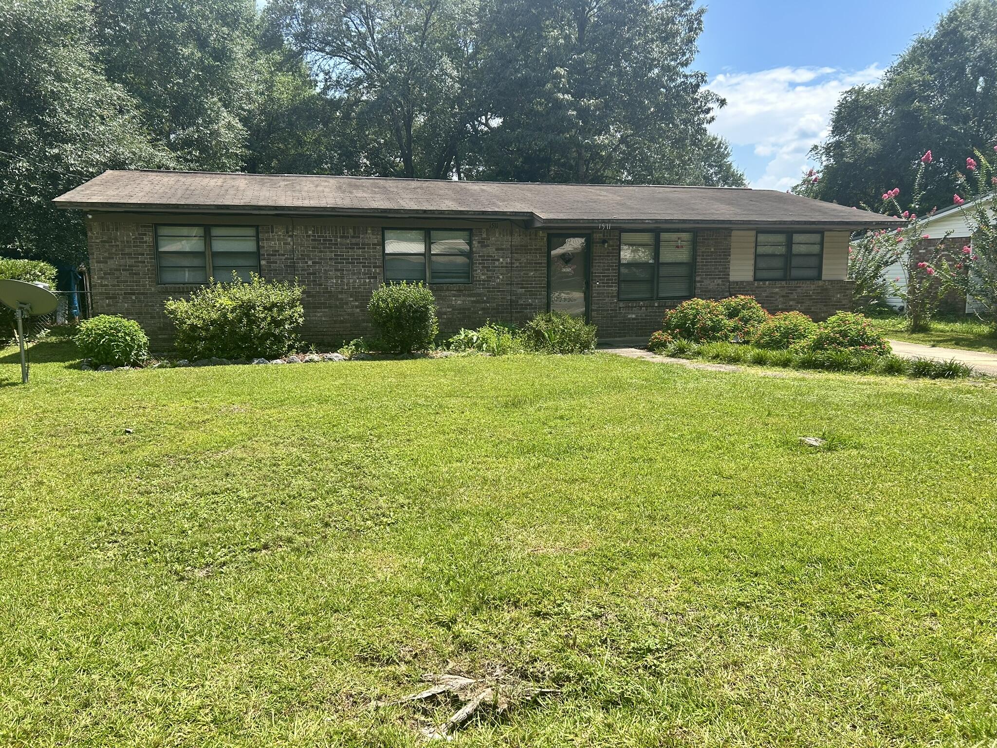 NICE BRICK HOME WITH IN GROUND POOL. FENCED BACK YARD AND SCREENED PORCH. MONTHLY RENTAL PRICE INCLUDES YEARLY POOL SERVICE.
