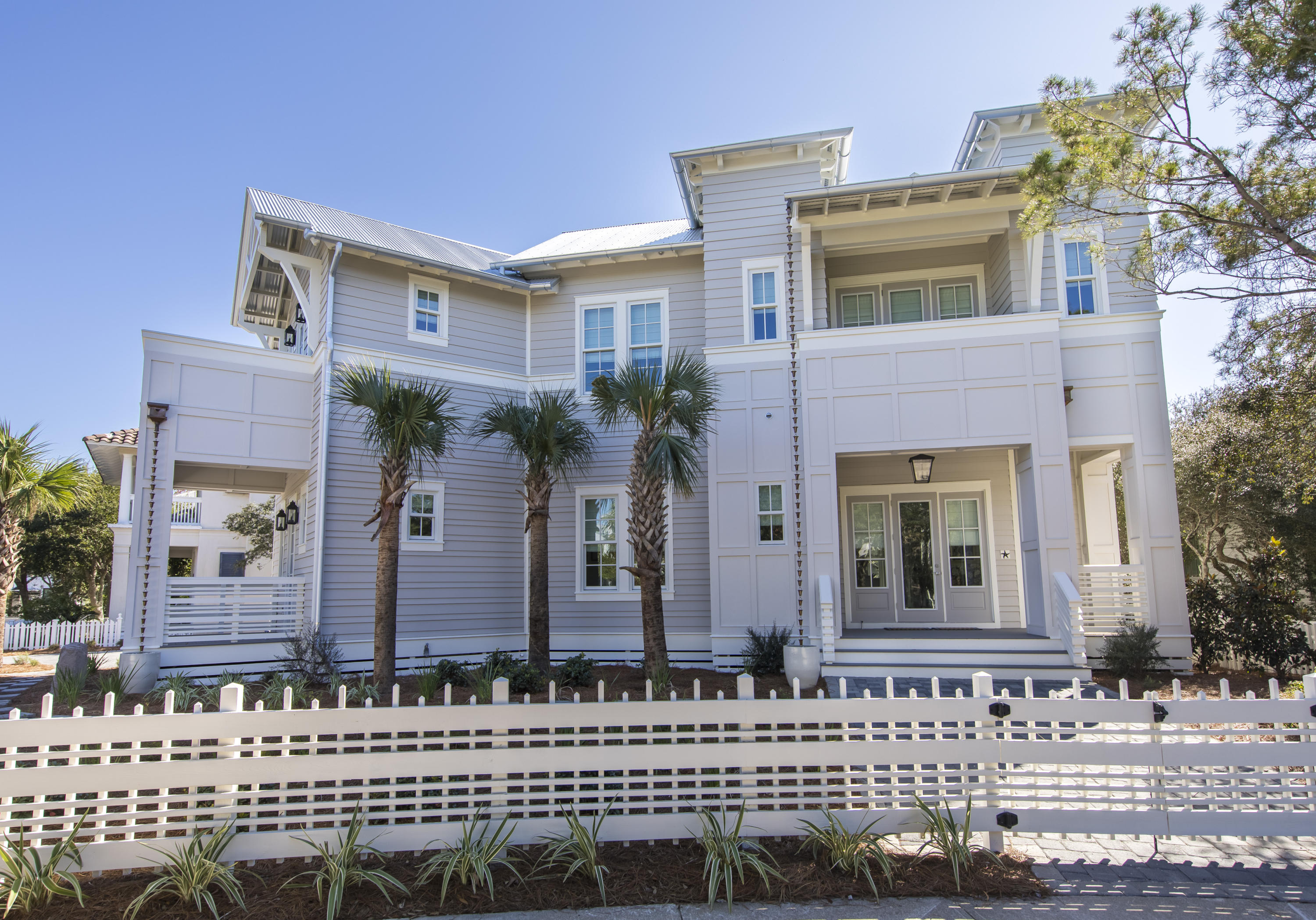 Fully Furnished, with guest house. Sub zero etc-upgraded appliances,
landscape lighting with gulf views from master. Main House 3310 and 450 in guest house (total 3760)
5 bedrooms main, one bedroom guest. six bedrooms with 1 bedroom on first floor, master on second.