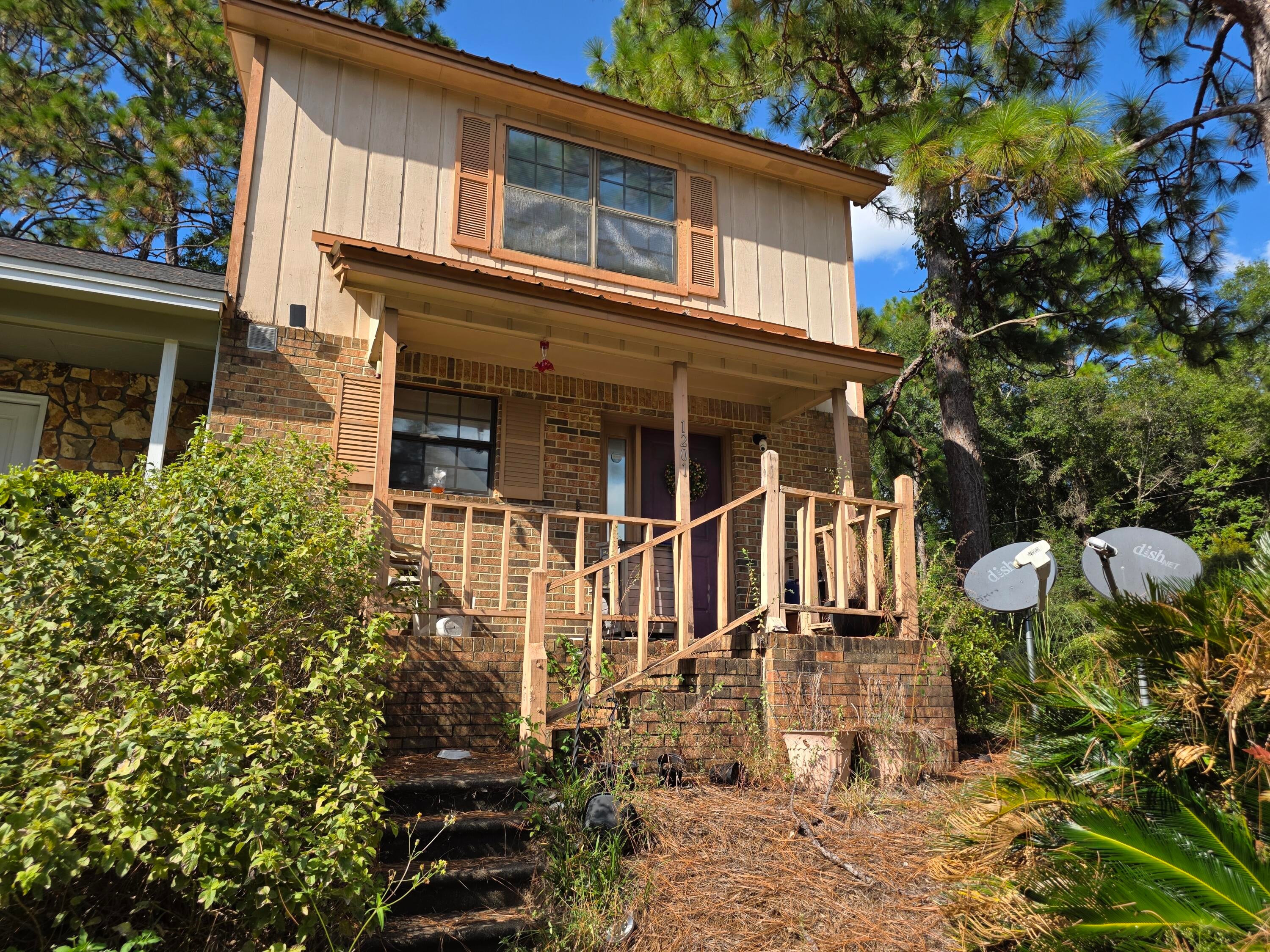 Being sold AS-IS. 2 story townhome. Plenty of space on the main floor with a spacious living room and separate dining room. Located in the quiet area of Northwest Crestview, walking distance to Bob Sikes and Davidson schools and close proximity to several grocery stores and dining. Buyer to verify all pertinent information including square footage and lot dimensions.