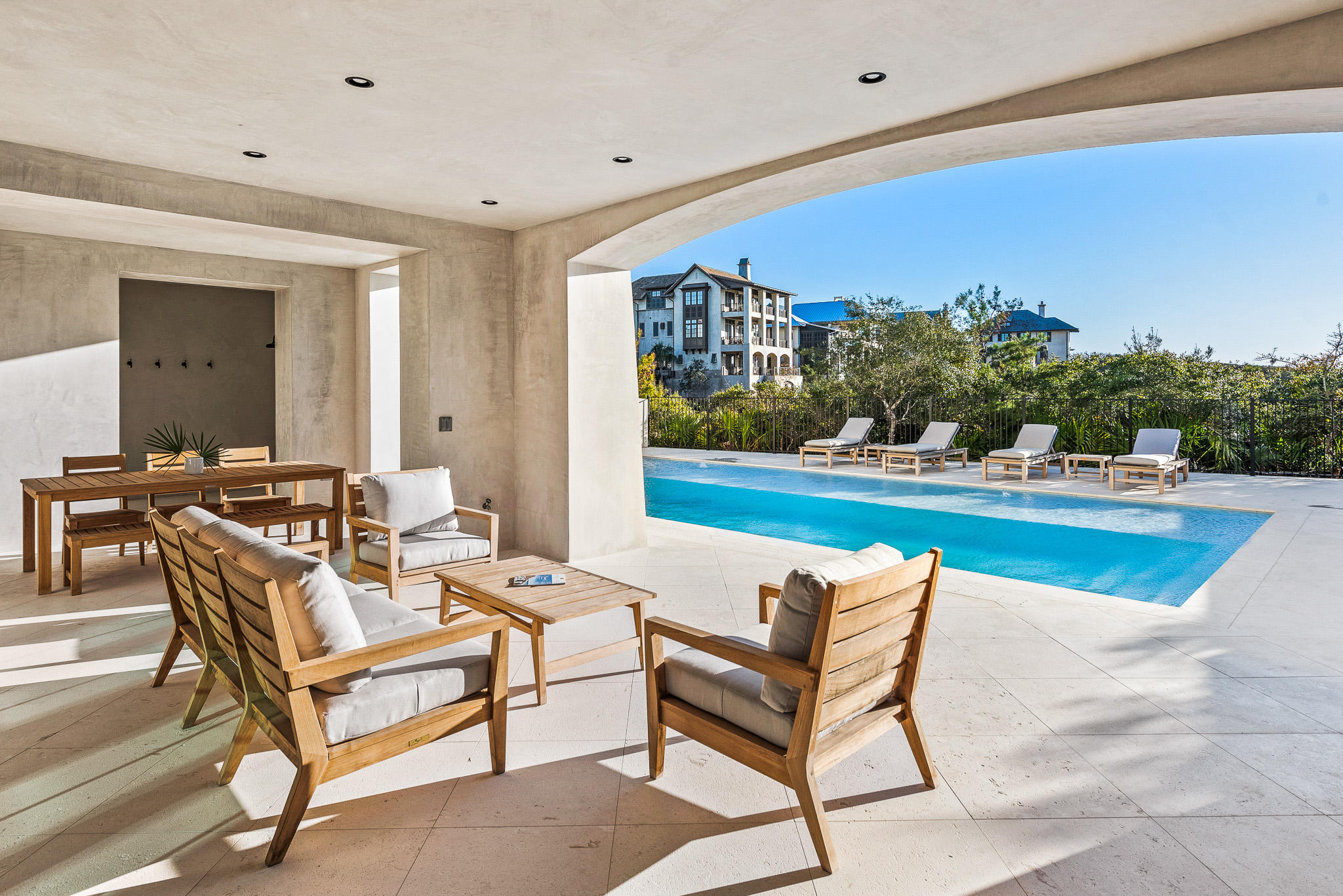 RETREAT THE - Residential
