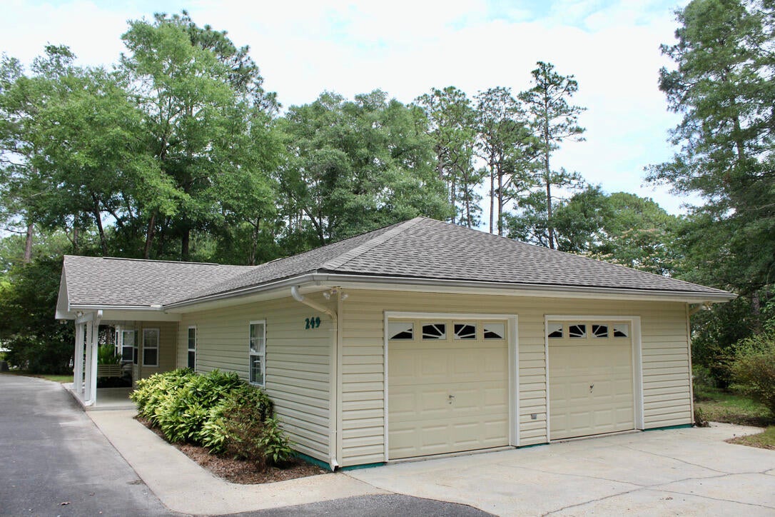 COUNTRY MANOR UNREC - Residential