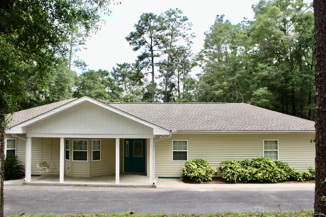 COUNTRY MANOR UNREC - Residential