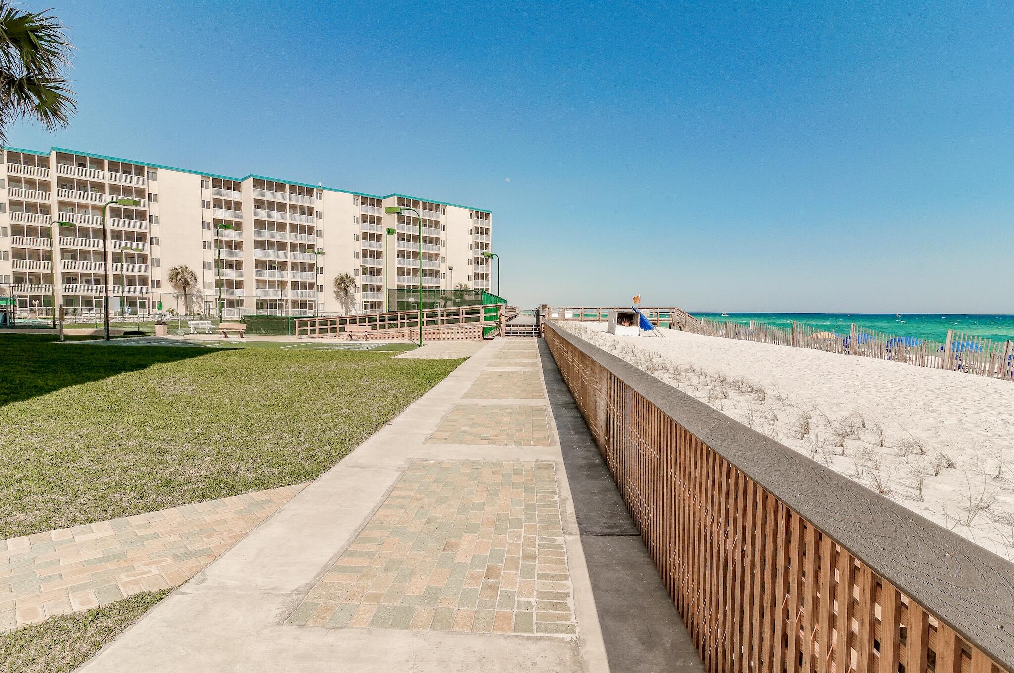 HOLIDAY SURF & RACQUET CLUB - Residential