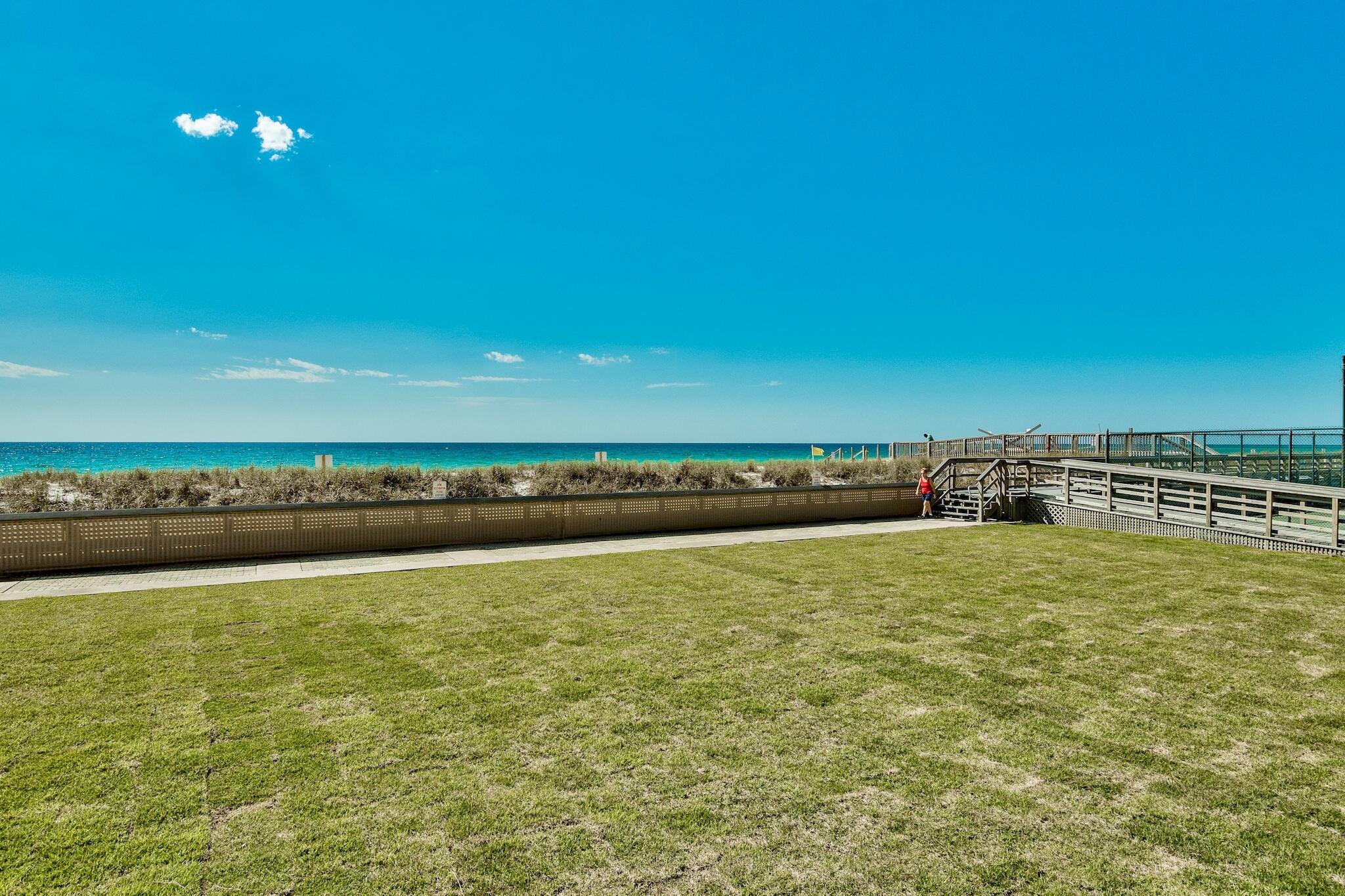 HOLIDAY SURF & RACQUET CLUB - Residential