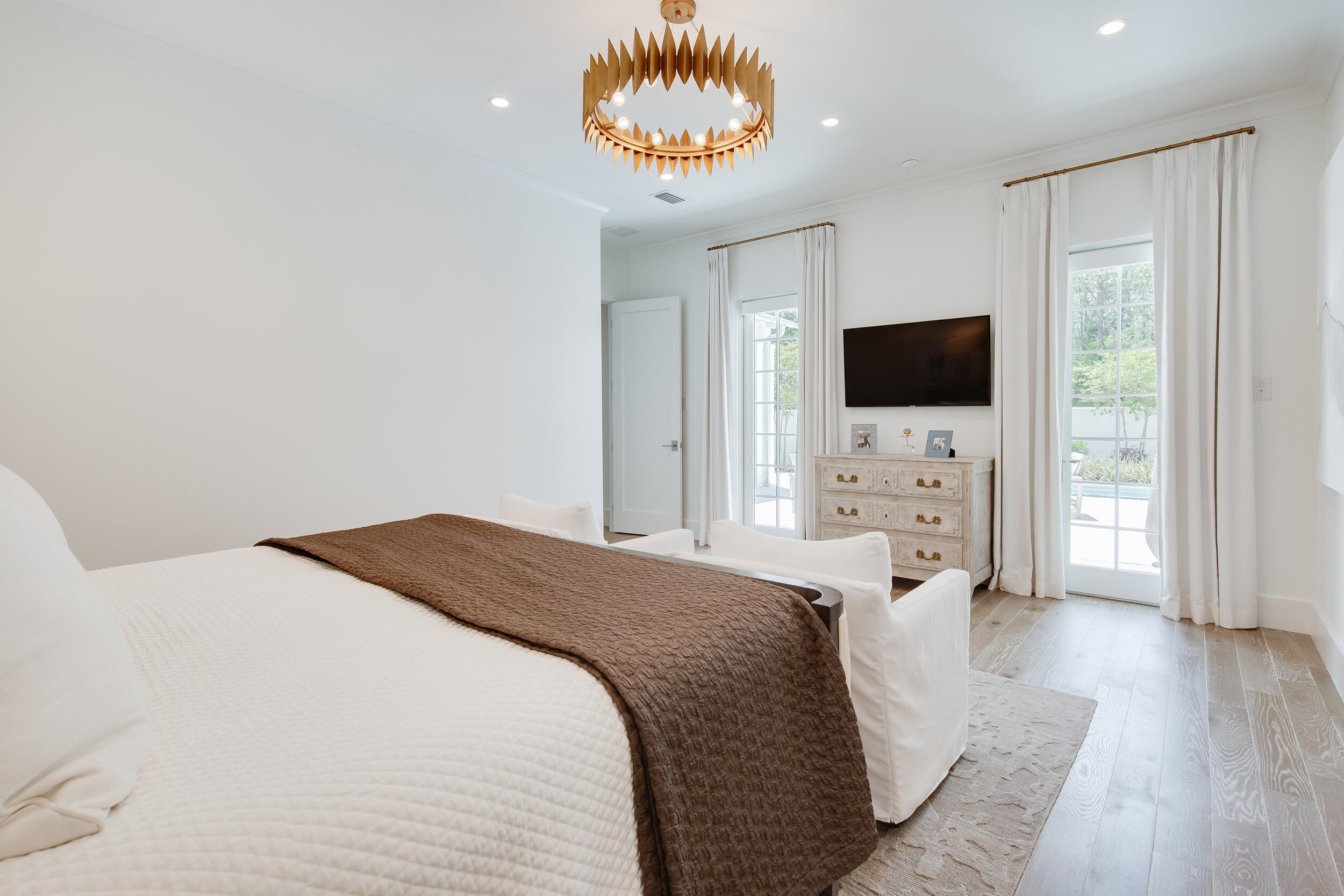 CHURCHILL OAKS - Residential
