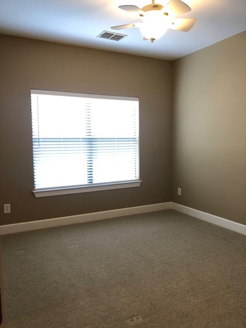SOUTH HAVEN TOWNHOMES - Residential Lease