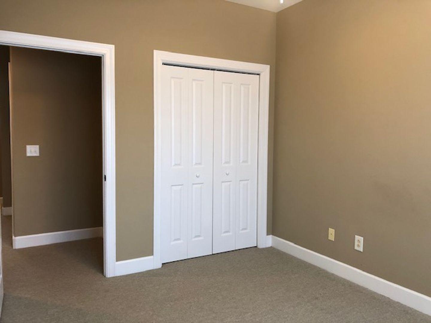 SOUTH HAVEN TOWNHOMES - Residential Lease