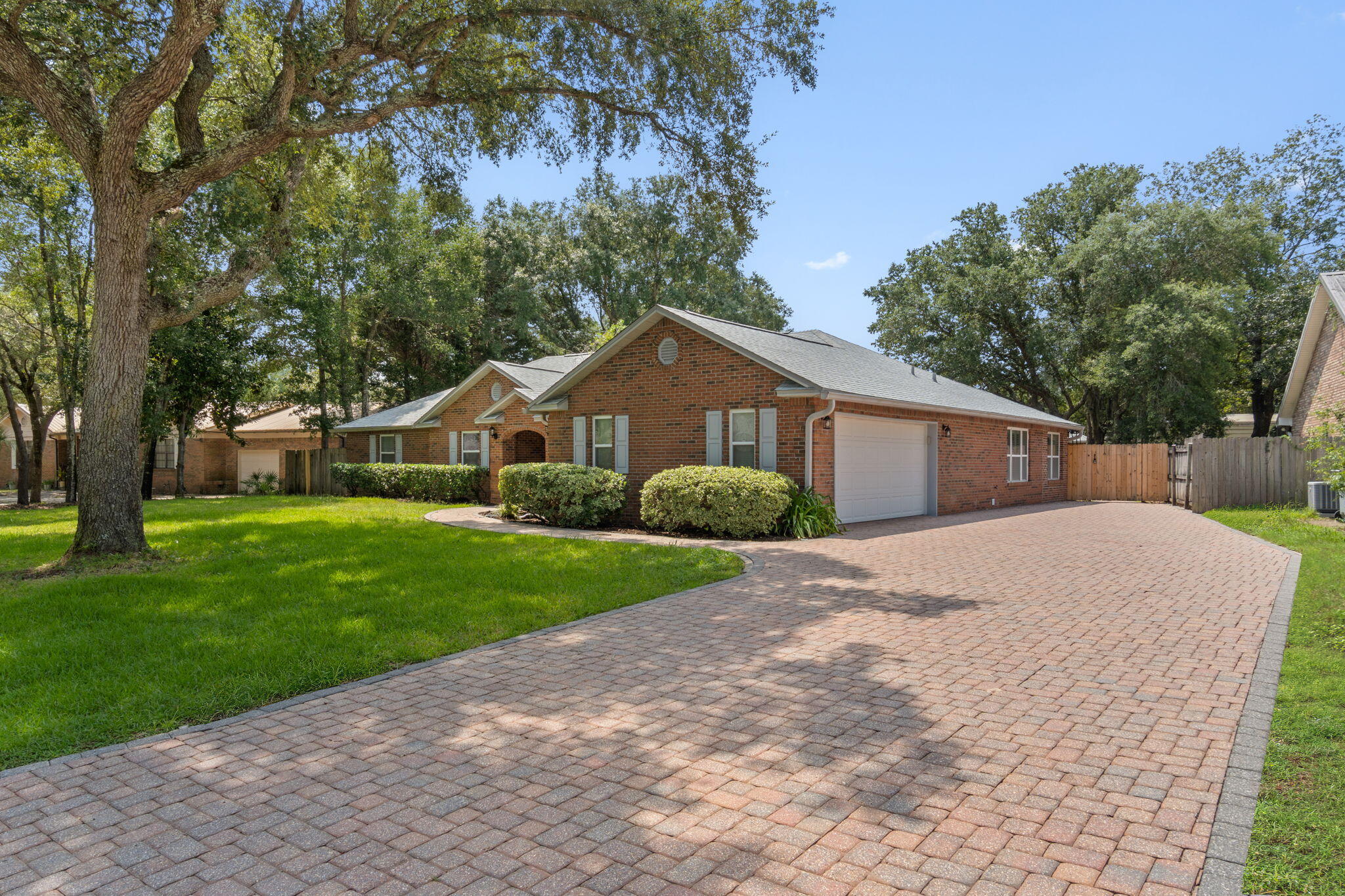 ROBLEDAL ESTATES - Residential