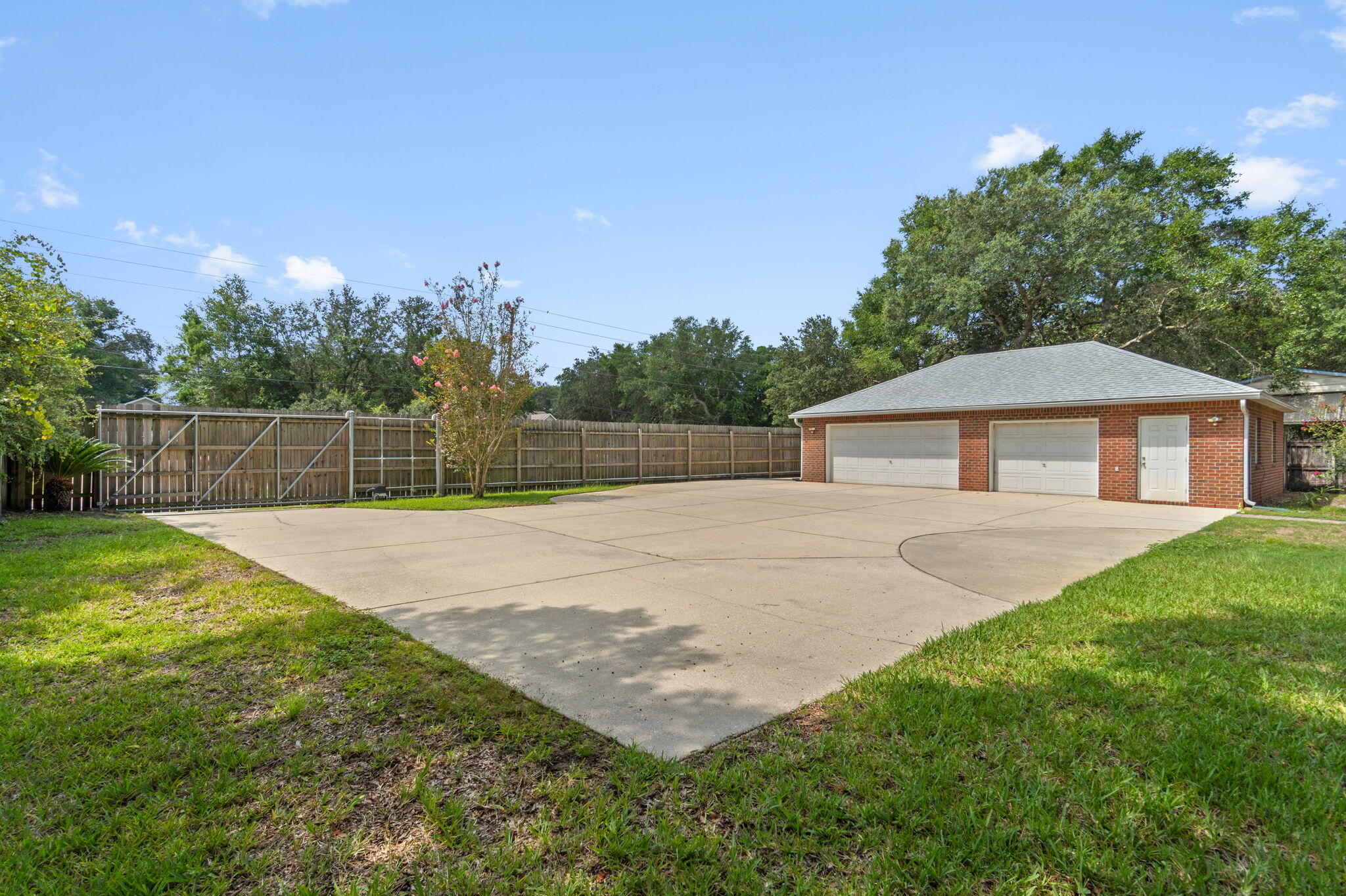 ROBLEDAL ESTATES - Residential