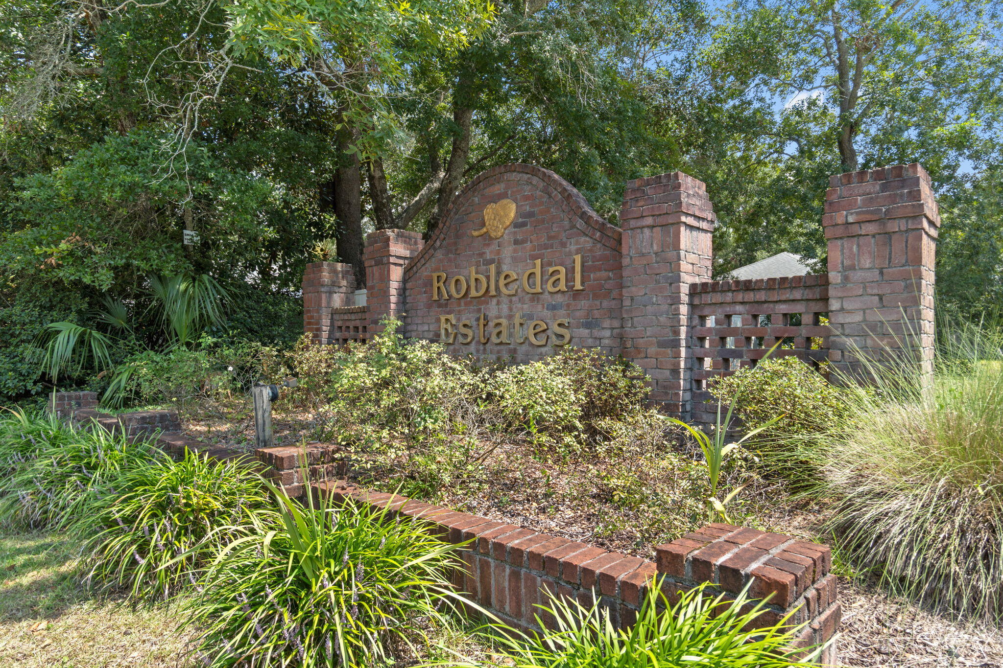 ROBLEDAL ESTATES - Residential