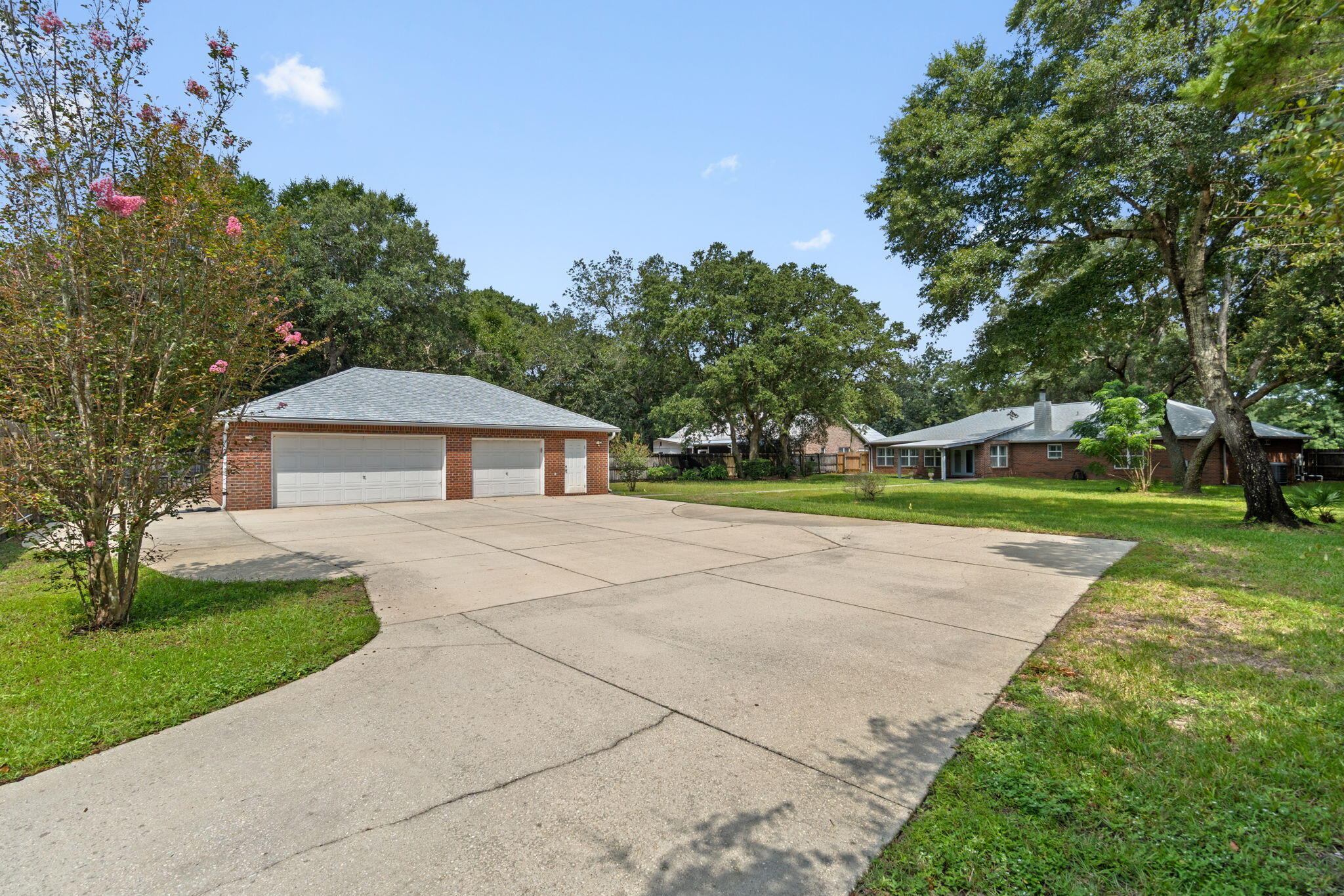 ROBLEDAL ESTATES - Residential