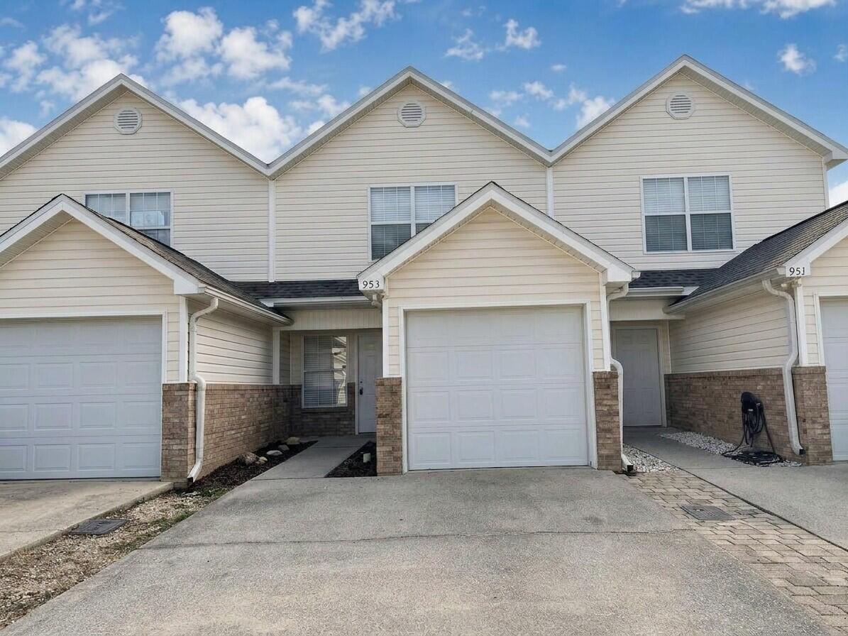 OAK PARK TOWNHOMES - Residential Lease