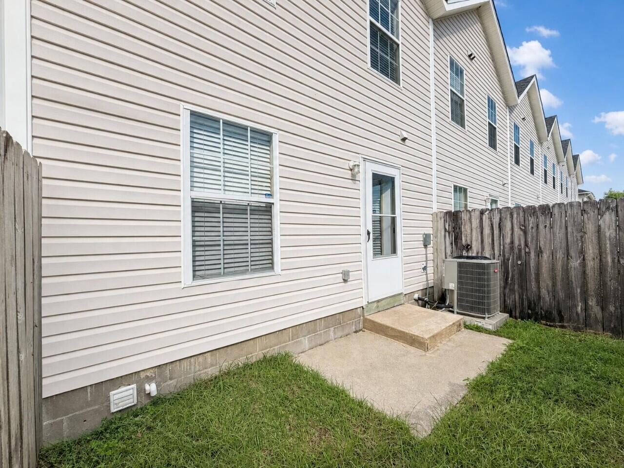 OAK PARK TOWNHOMES - Residential Lease