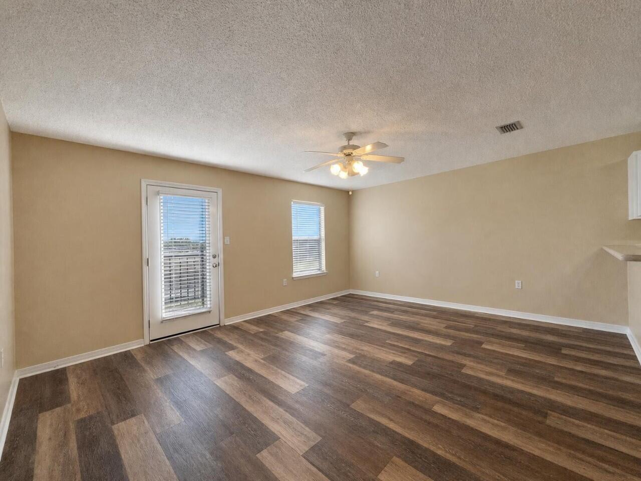 OAK PARK TOWNHOMES - Residential Lease