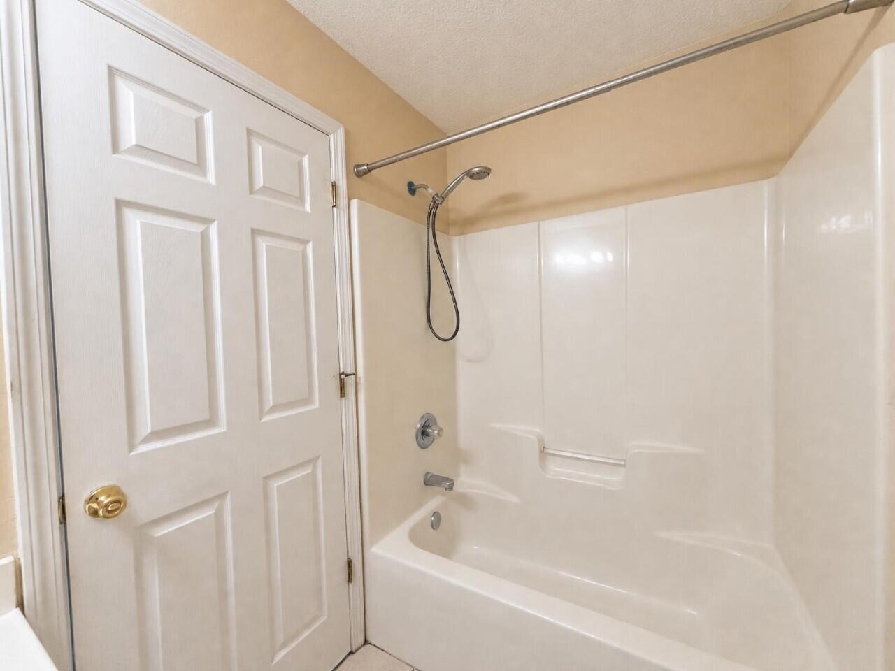 OAK PARK TOWNHOMES - Residential Lease