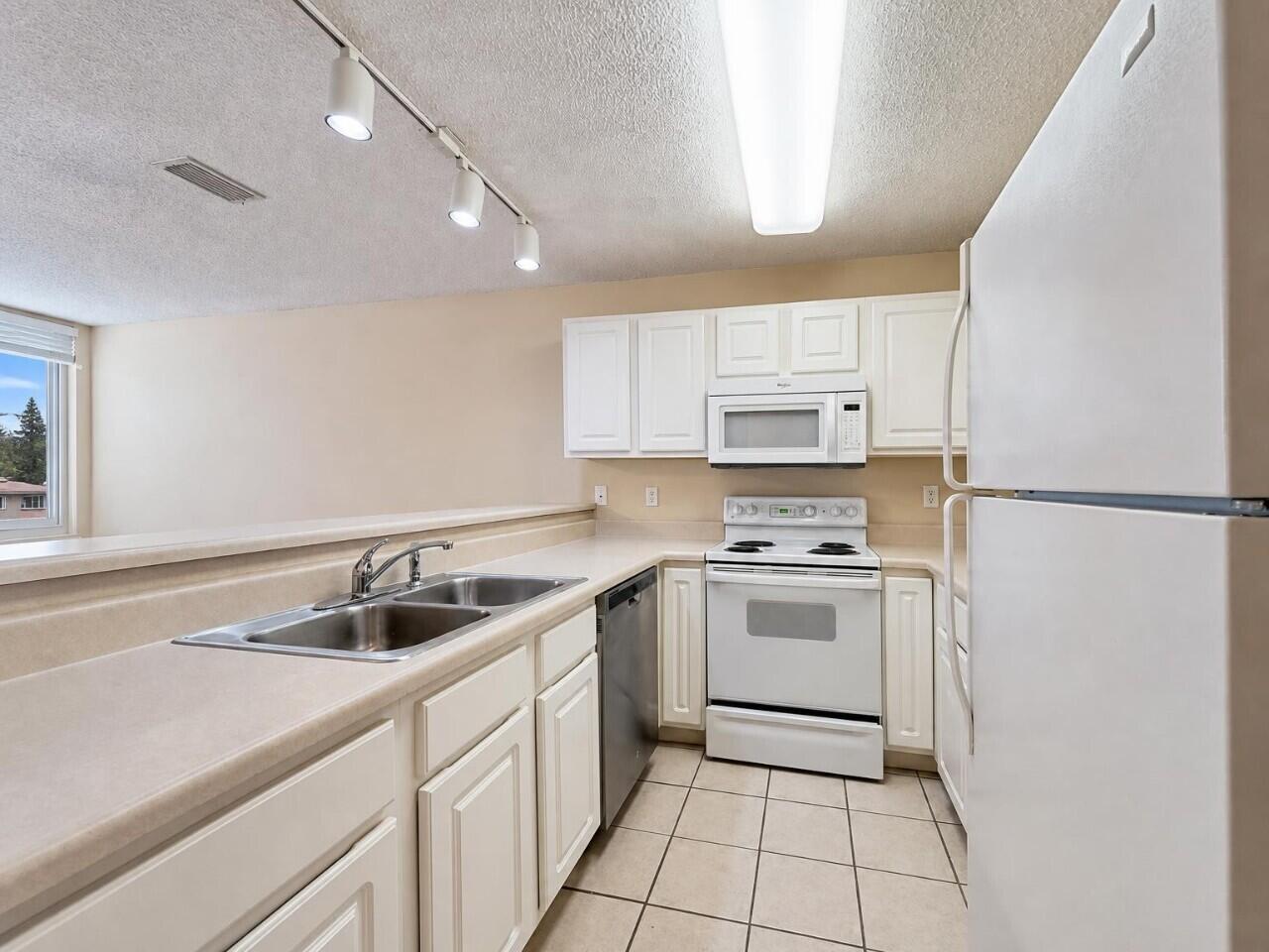 OAK PARK TOWNHOMES - Residential Lease