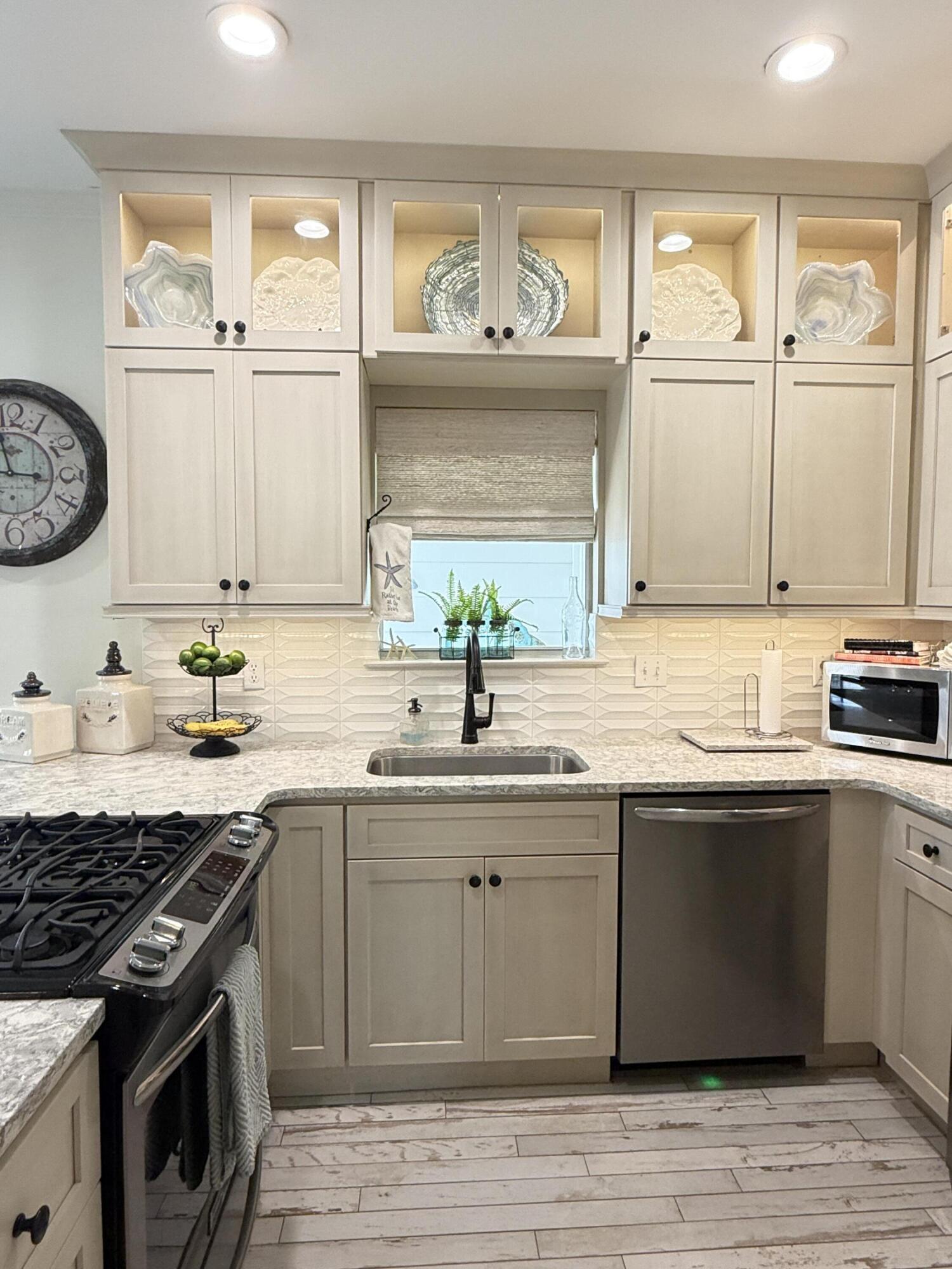CRYSTAL SHORES - Residential