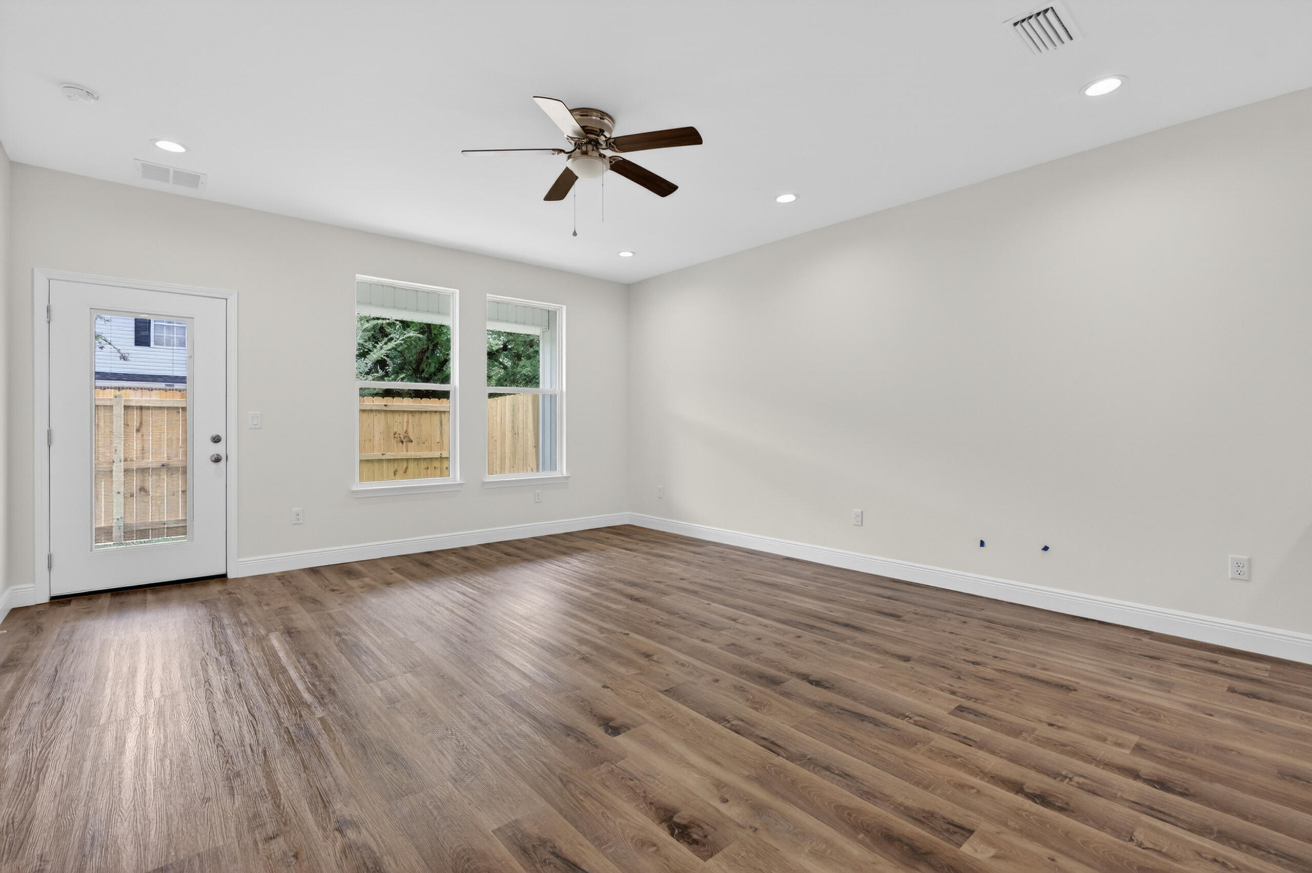 CRESCENT SHORES - Residential