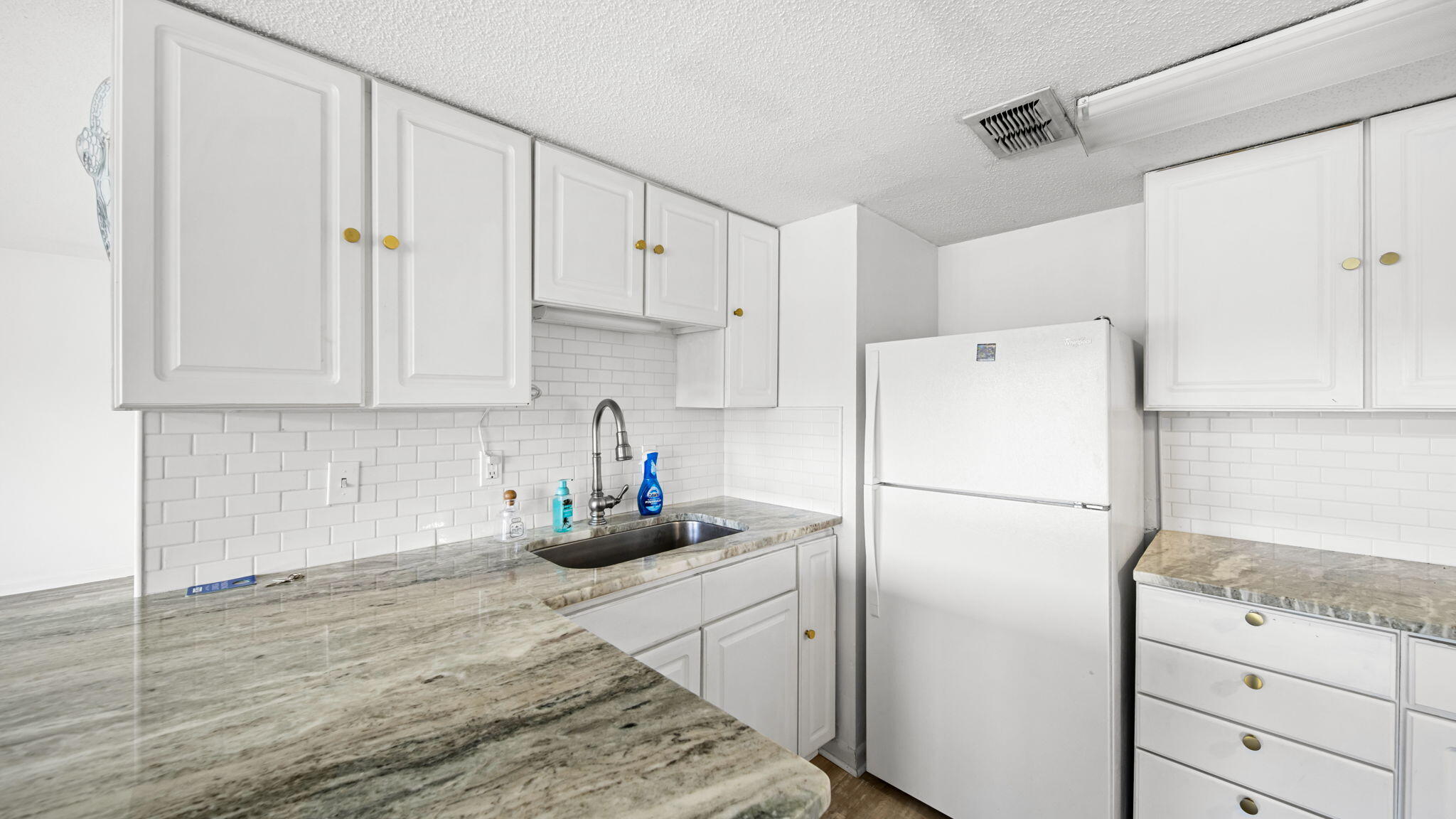 FINISTERRA CONDO - Residential
