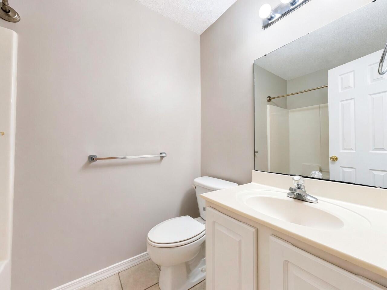 OAK PARK TOWNHOMES - Residential Lease