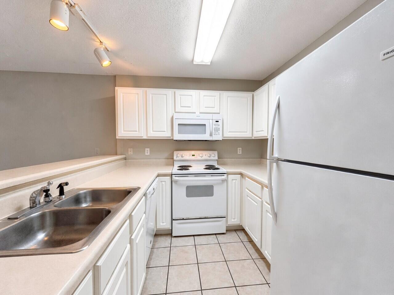 OAK PARK TOWNHOMES - Residential Lease