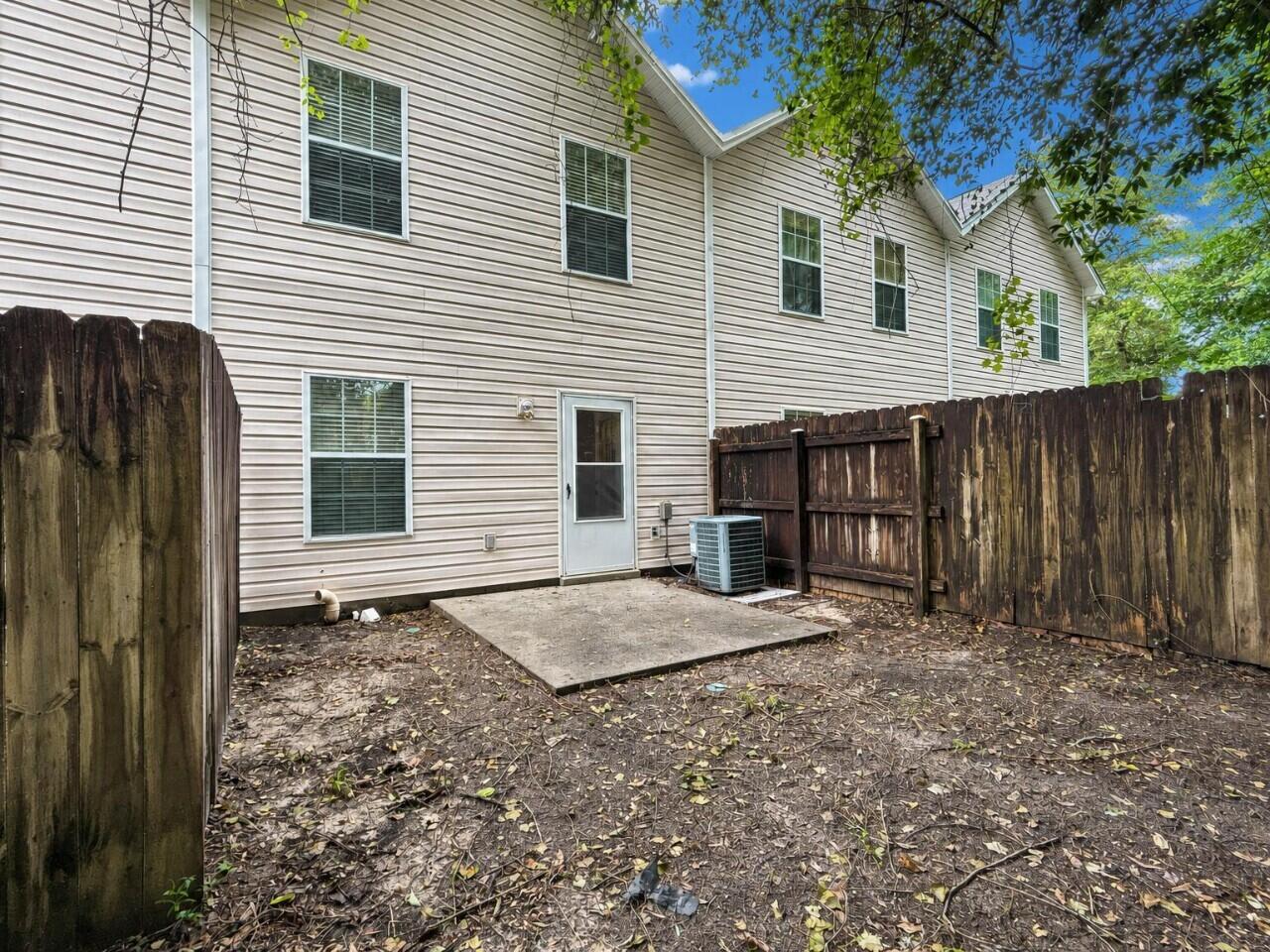 OAK PARK TOWNHOMES - Residential Lease