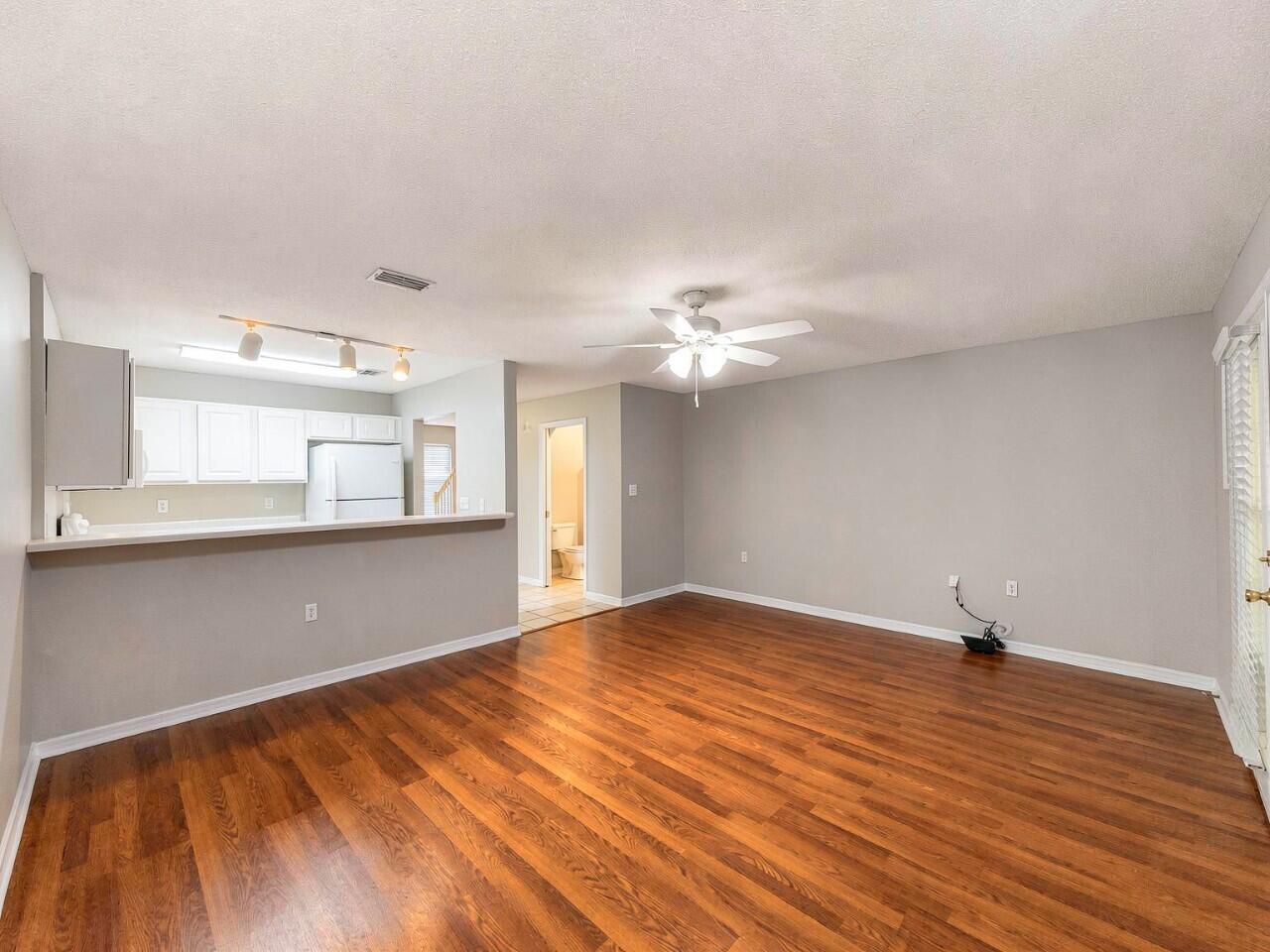 OAK PARK TOWNHOMES - Residential Lease