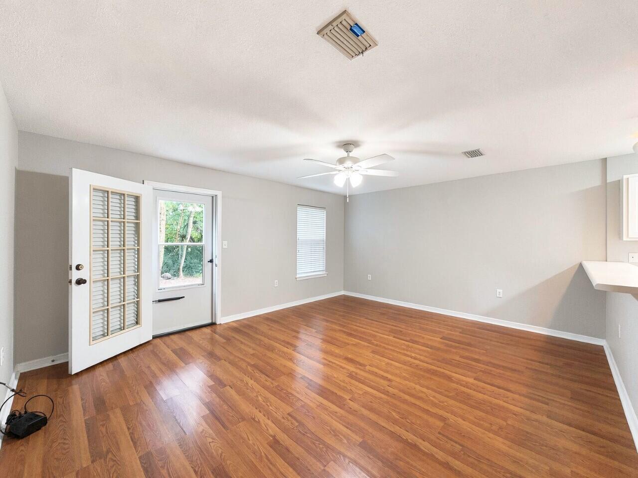 OAK PARK TOWNHOMES - Residential Lease