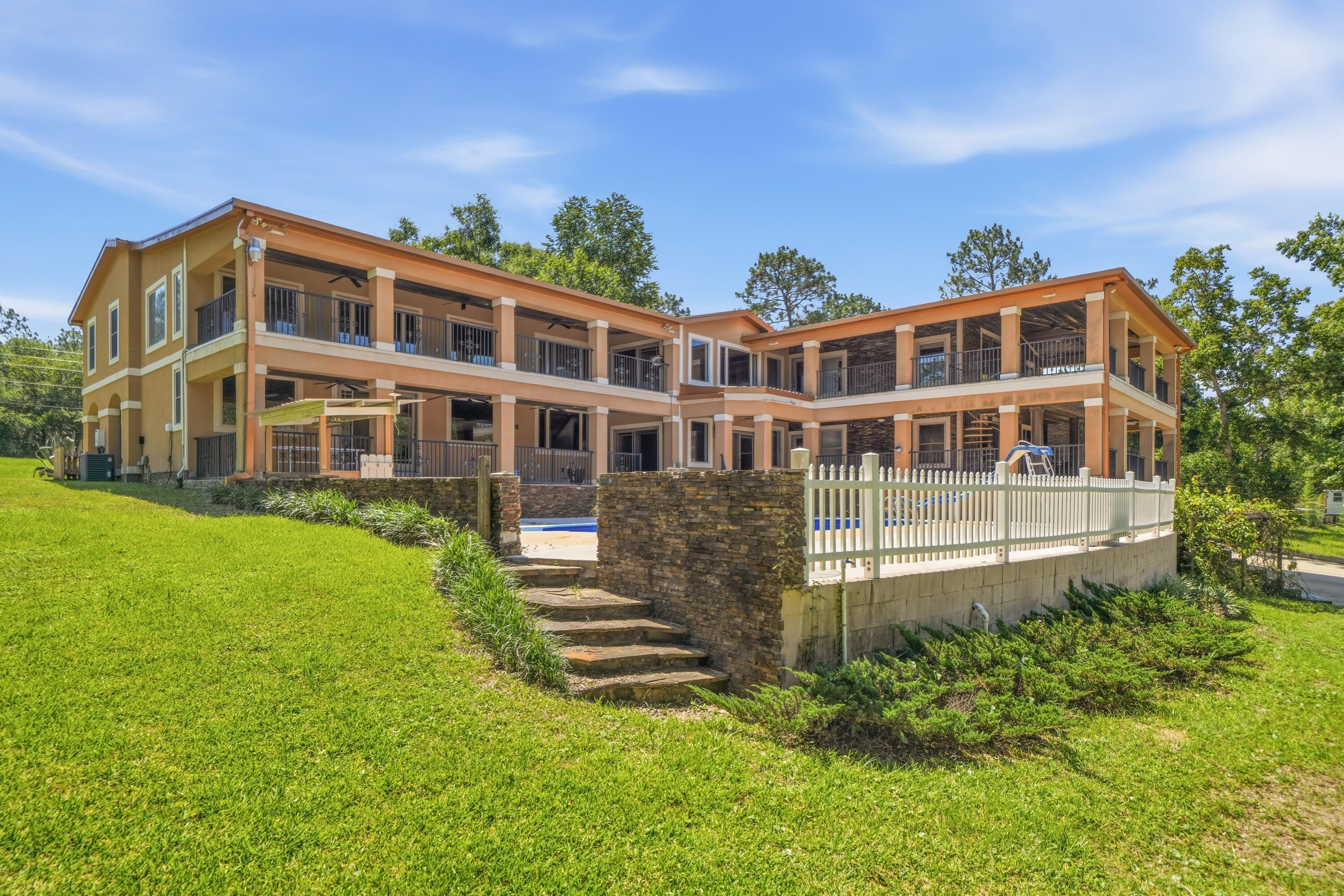 KENNEDY LAKE (UNRECORDED) - Residential