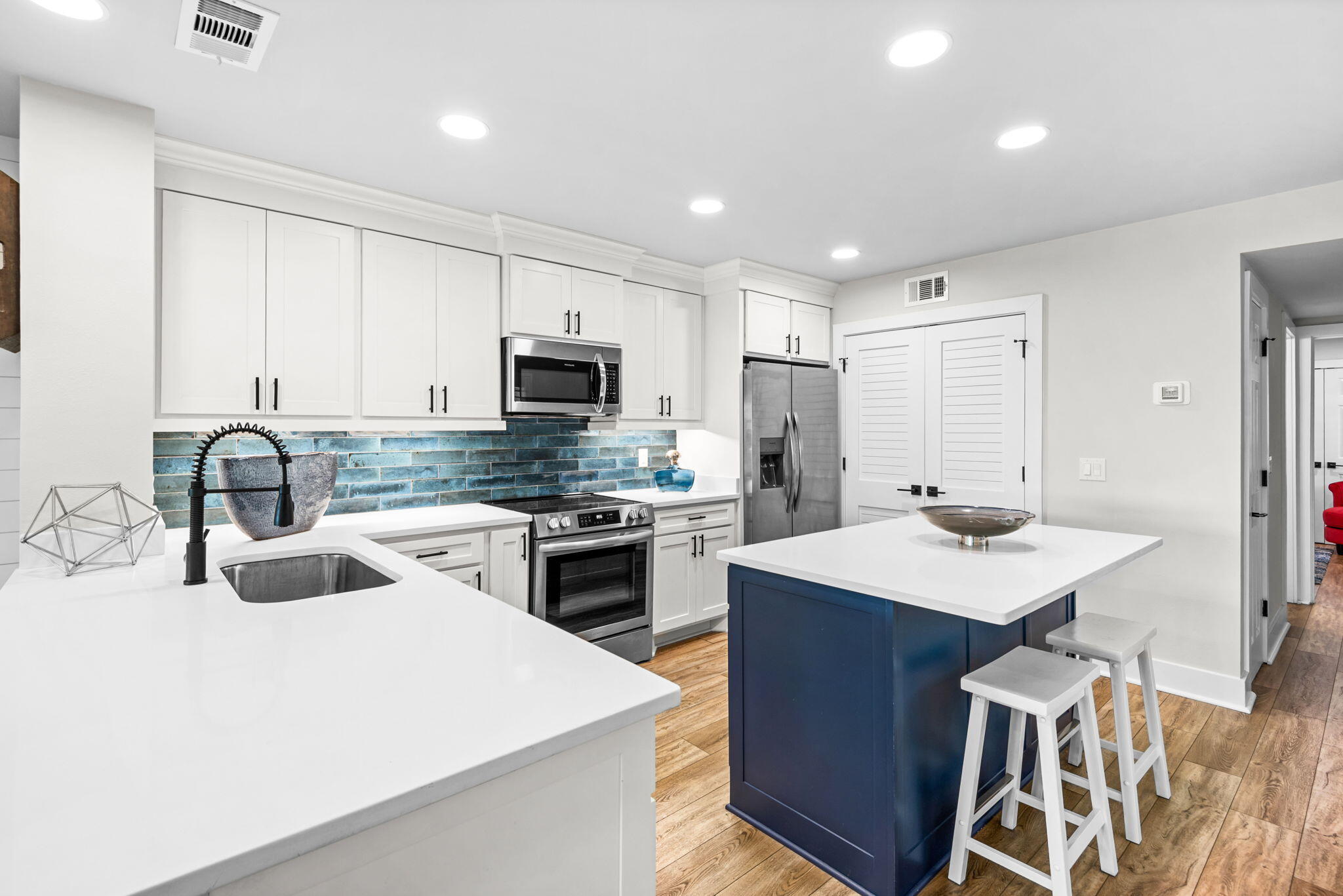 HARBOUR POINT CONDO - Residential