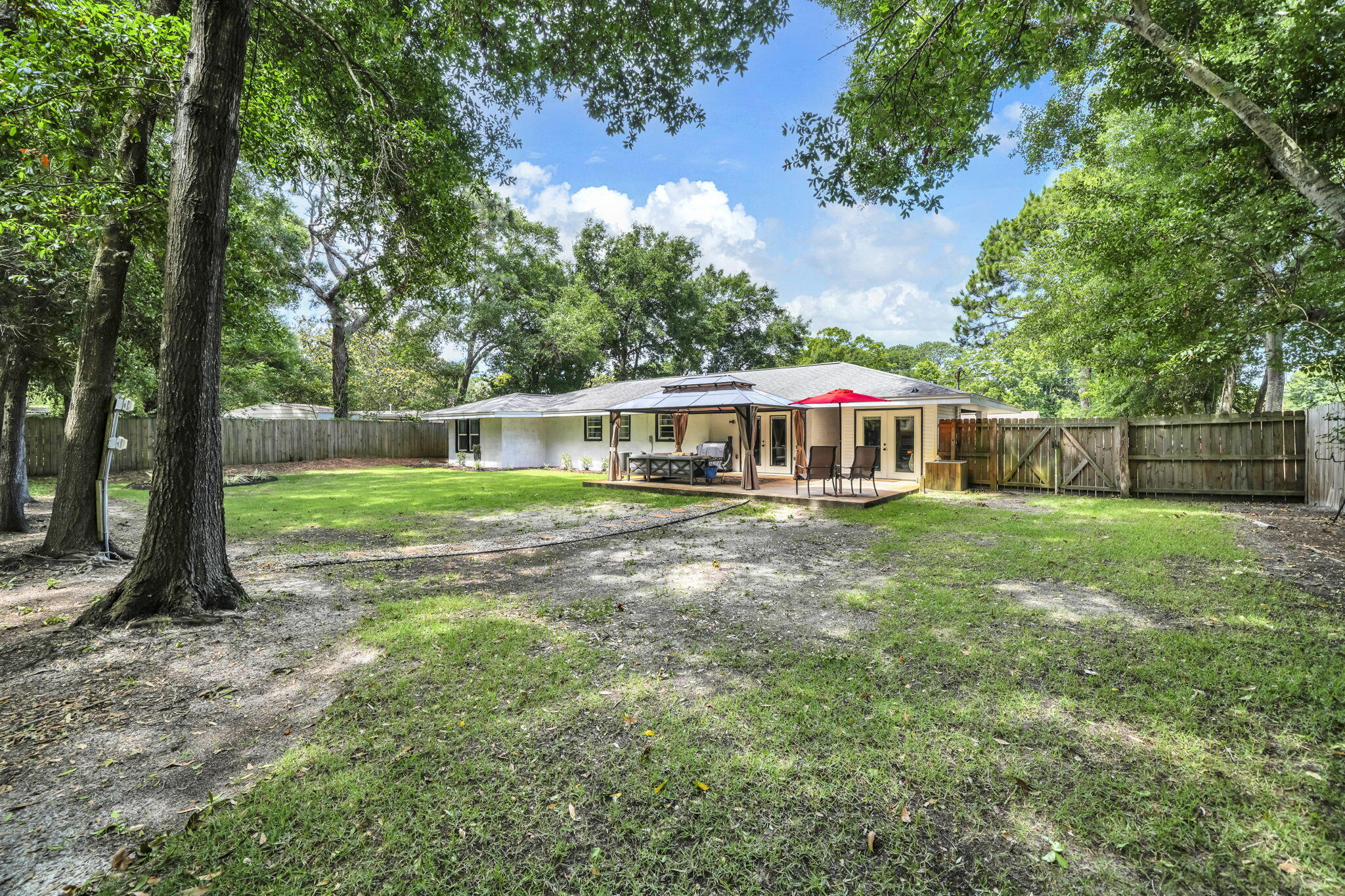 ELLIOTTS POINT - Residential