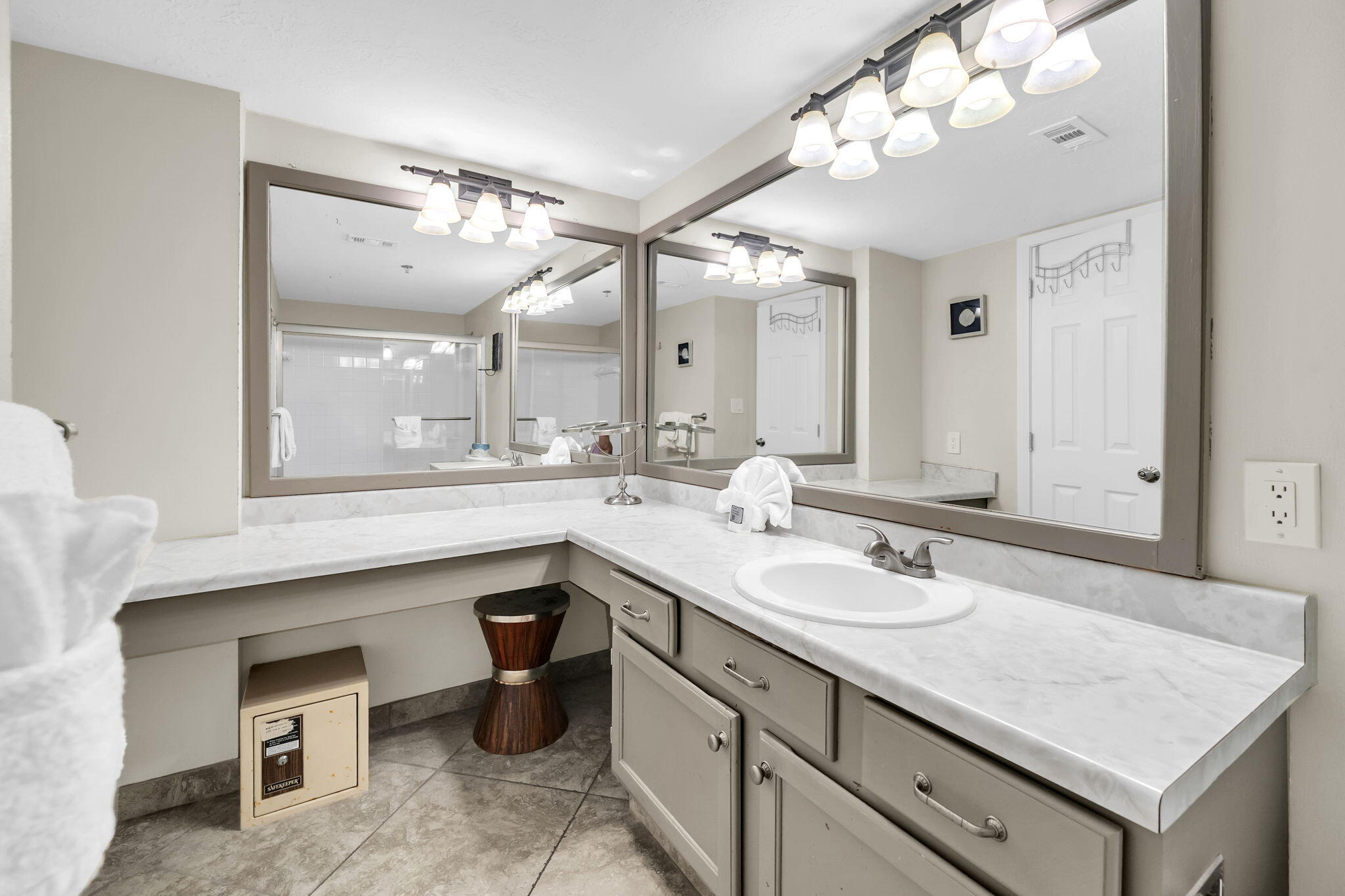ISLANDER CONDO - Residential